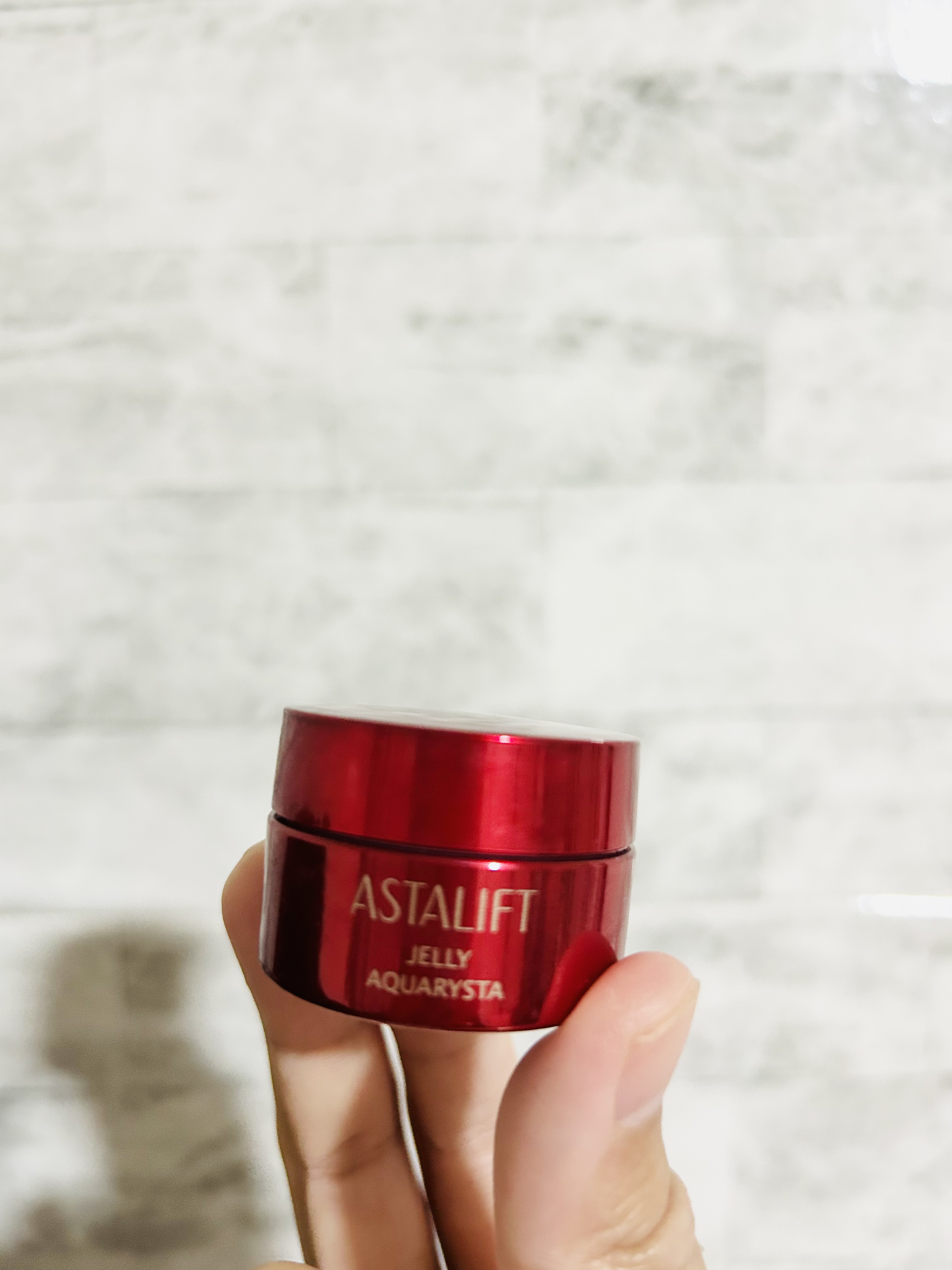 アスタリフト アスタリフト ジェリー アクアリスタのクチコミ「アスタリフト ジェリー アクアリスタ



洗顔後のまっさらな肌に、赤のひと粒。ナノの浸透力で.....」（3枚目）