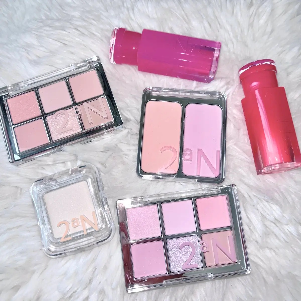 2aNからまた可愛いのでてるよー！
ぜーんぶ新作🥲👏🏻❕
こちらのアイシャドウパレットは薄づきなんだけど、その分調整しやすい！
ふんわりニュアンスメイクが仕上げやすいよ
リップはオイリーな使用感でツヤっとぷっくりな仕上がりに💋

チ