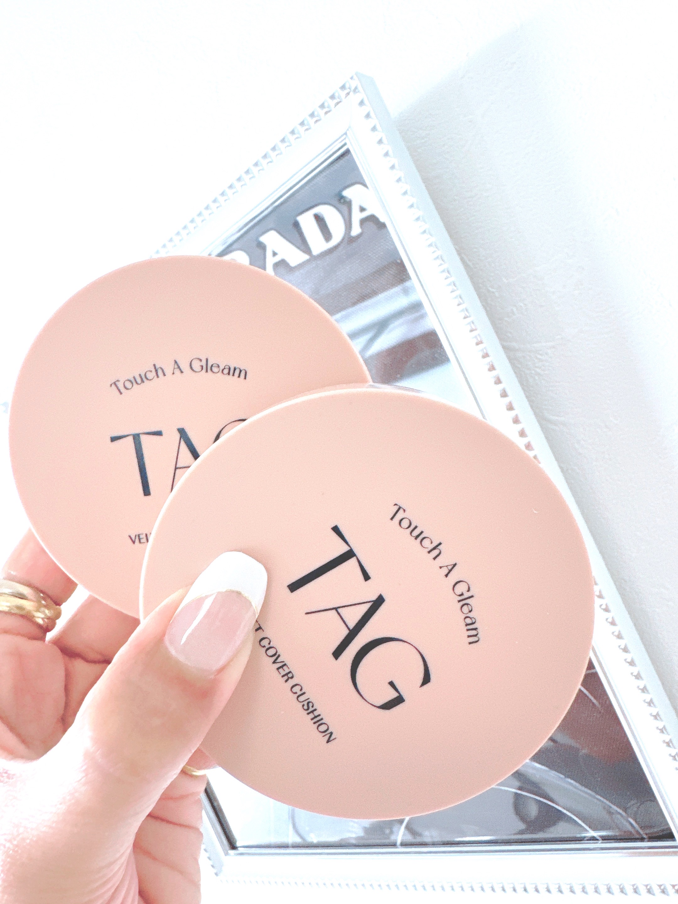 プチプラなのにカバー力ある！
ポンポンって重ねていくといい感じのお肌に！

しかもテクスチャーは軽い。

重たい感じはしないから好き❤️

鎮静成分配合で肌状態を落ち着ける効果
ありで使いやすいよぉ〜。#PR #TAG
#クッションファンデ