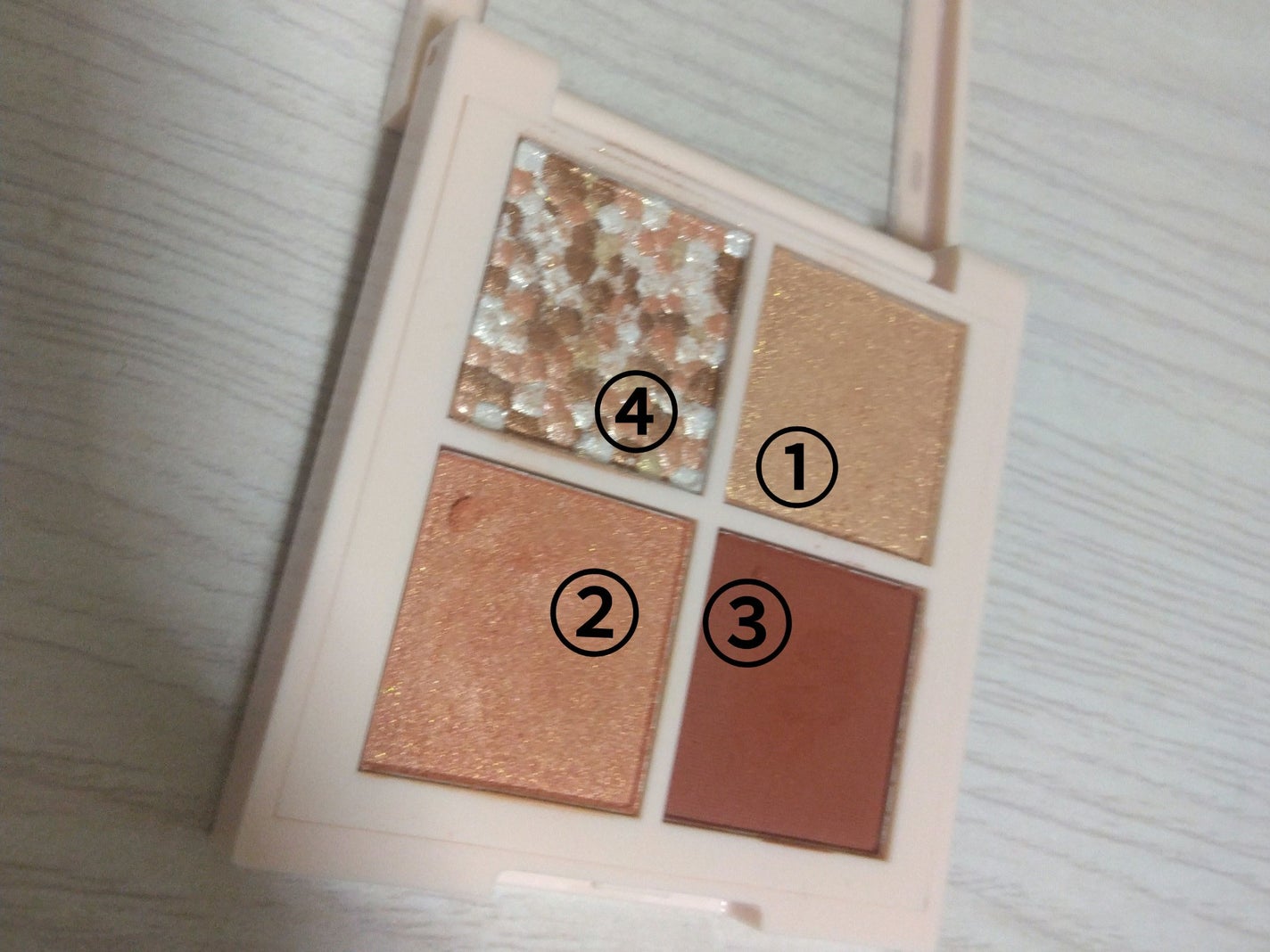 レブロン ダズル アイシャドウ クアッド/REVLON/アイシャドウパレットを使ったクチコミ(2枚目)