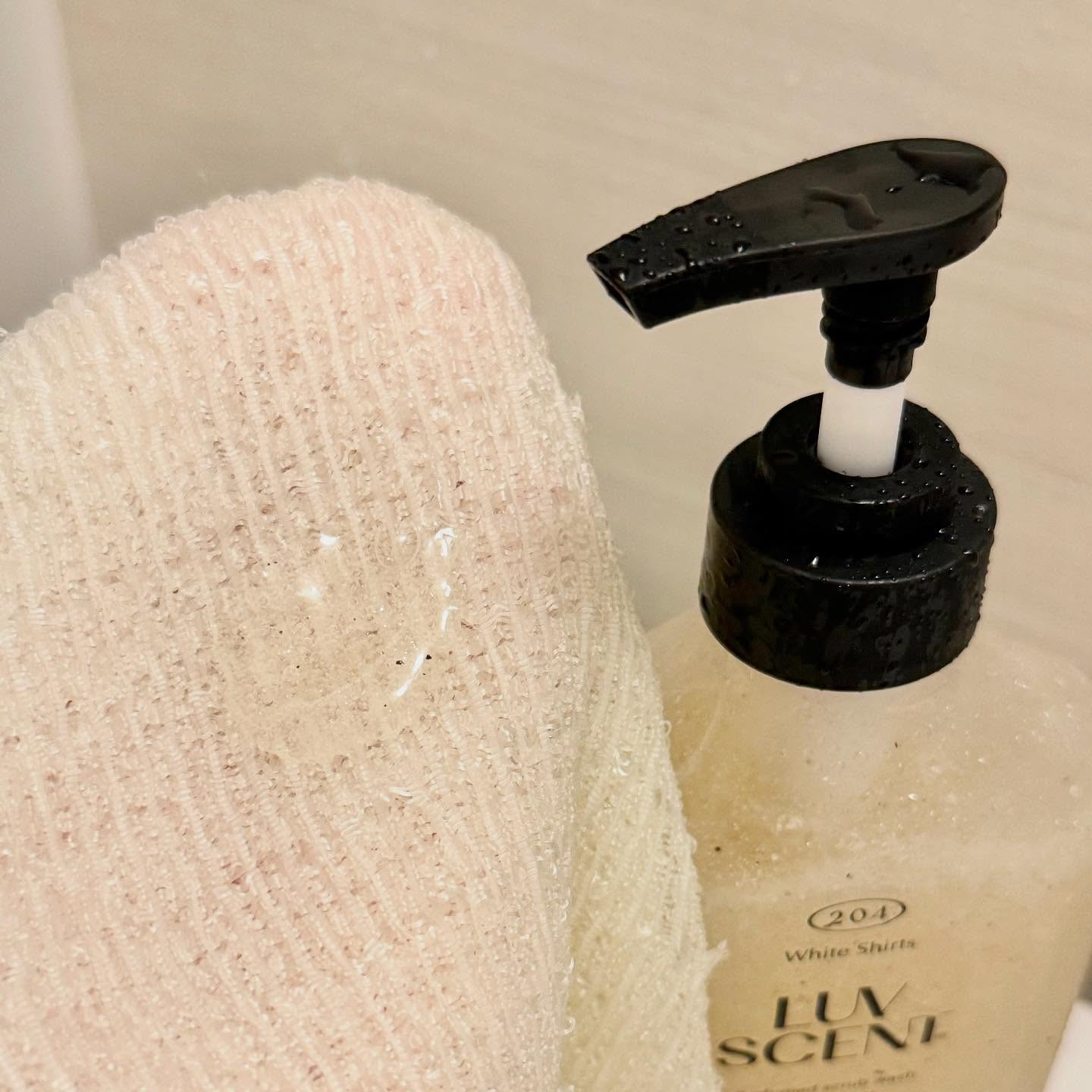 スクラブボディウォッシュ ホワイトシャツ リネンコットン/LUV SCENT/ボディスクラブを使ったクチコミ（2枚目）