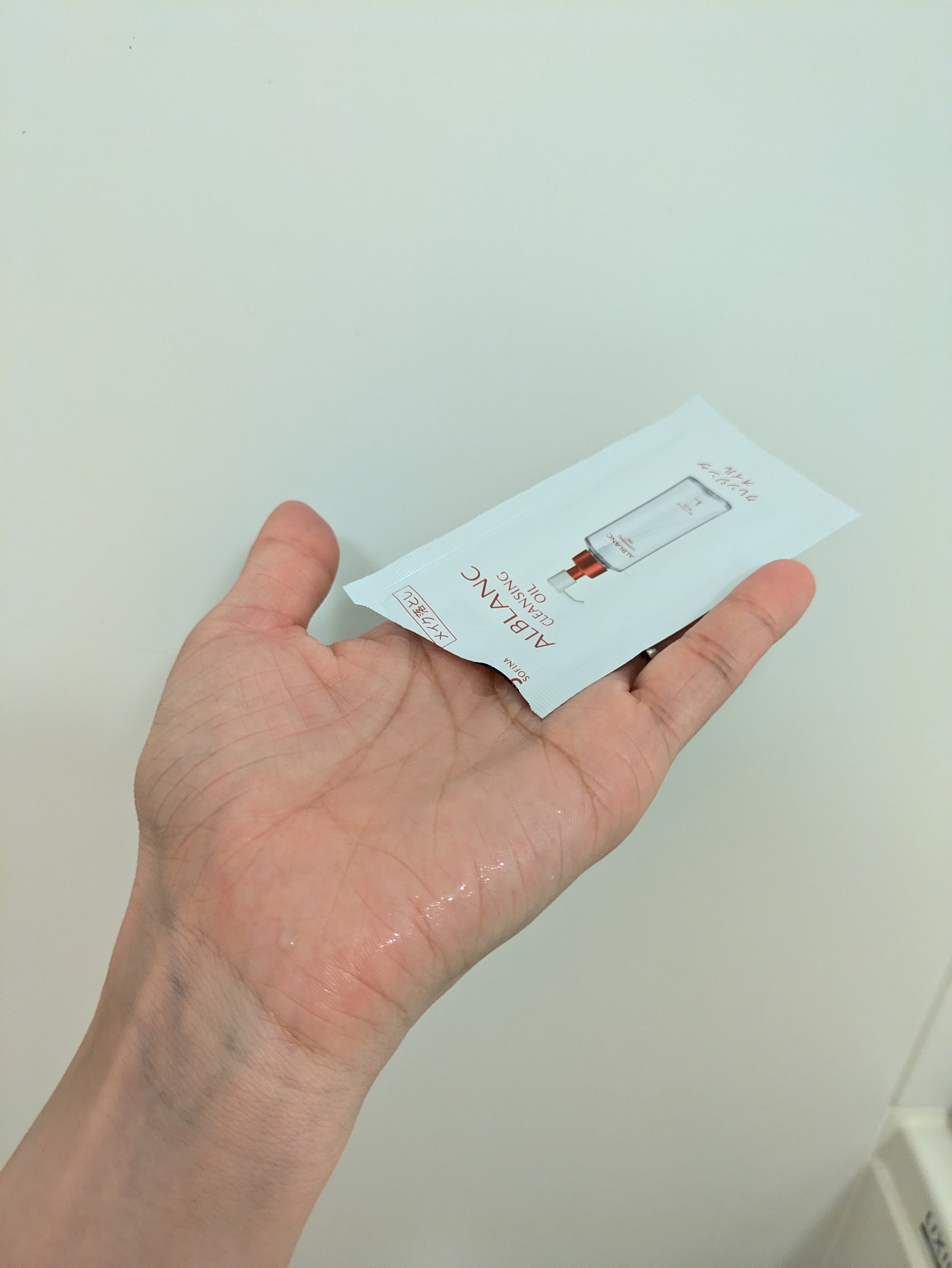 ALBLANC クレンジングオイルのクチコミ「ザファーストエッセンスを購入した時に貰ったサンプル！
ゆるみのあるクレンジングオイルで、するす.....」（2枚目）