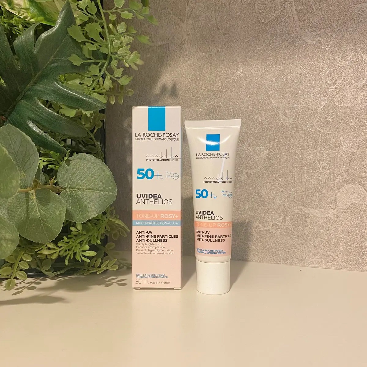 ラロッシュポゼ
UVイデアXLプロテクショントーンアップローズ

滑らかなテクスチャーで
ナチュラルにトーンアップ効果も◎

美容液成分60%も配合なので
つるんとした生ツヤ肌へ導いてくれます🫰🏻🤍

SPF50+ / PA ++++