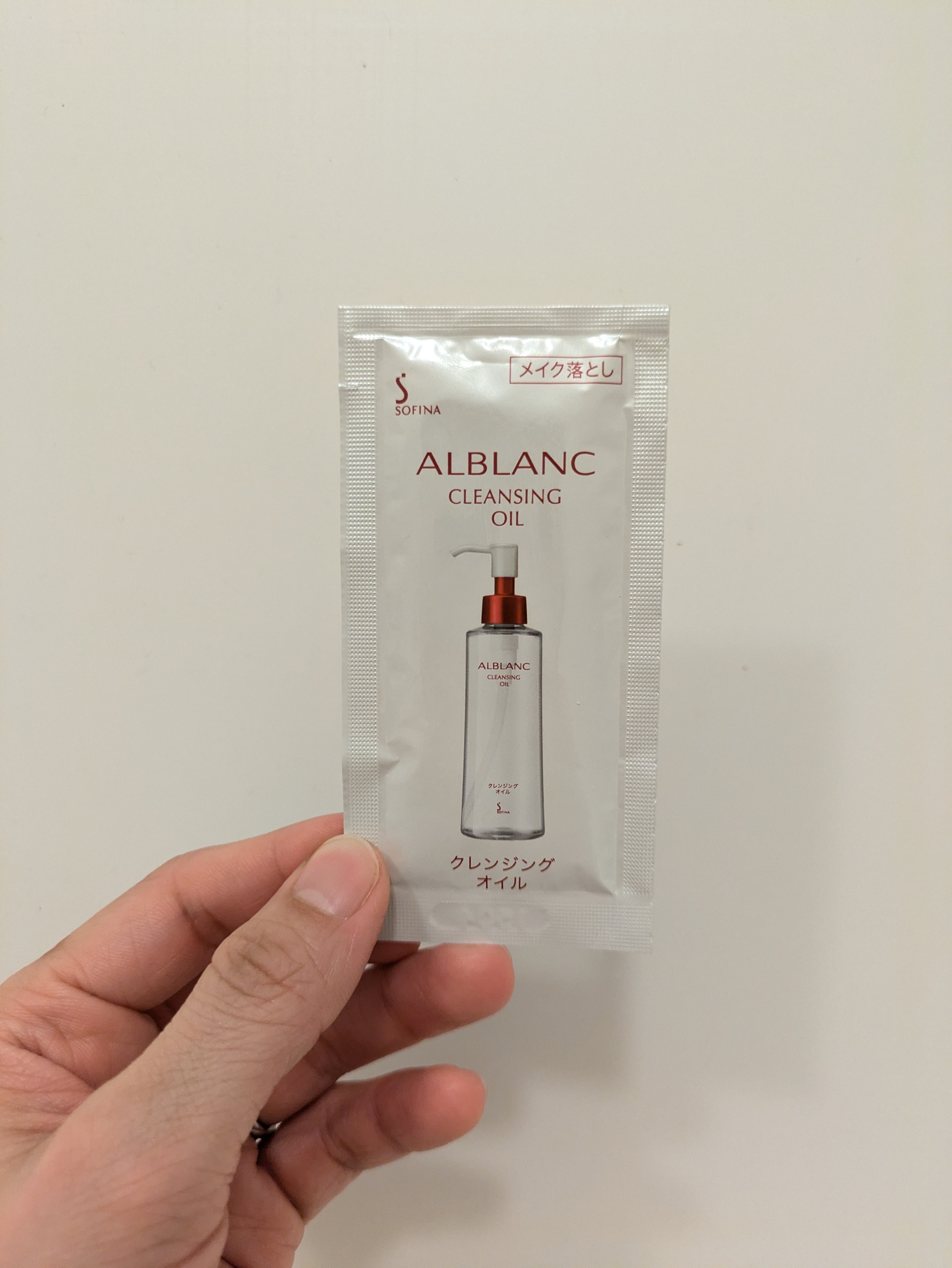 ALBLANC クレンジングオイルのクチコミ「ザファーストエッセンスを購入した時に貰ったサンプル！
ゆるみのあるクレンジングオイルで、するす.....」（1枚目）