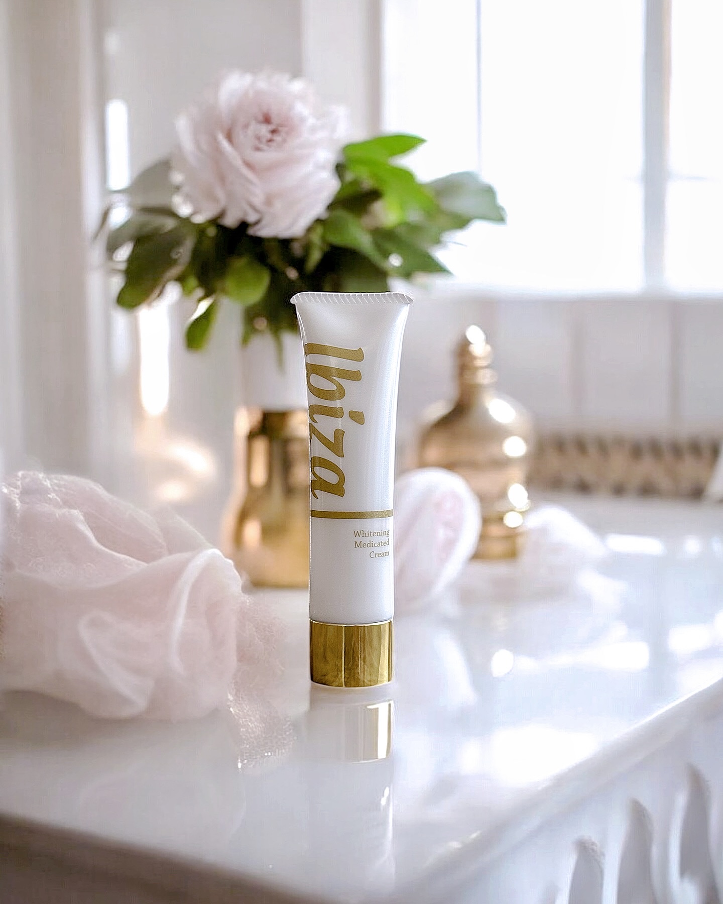 ふかしたての饅頭のように、ふっくらと
花の蕾のような、薄桃色
女性の細部を語るには、
男性の脳はフィクションに犯されすぎている
⁡
実用性度外視の下着
産み育てる過程で受ける摩擦
私たちの大切な場所は、
想像以上に刺激と隣り合わせ
⁡
顔と