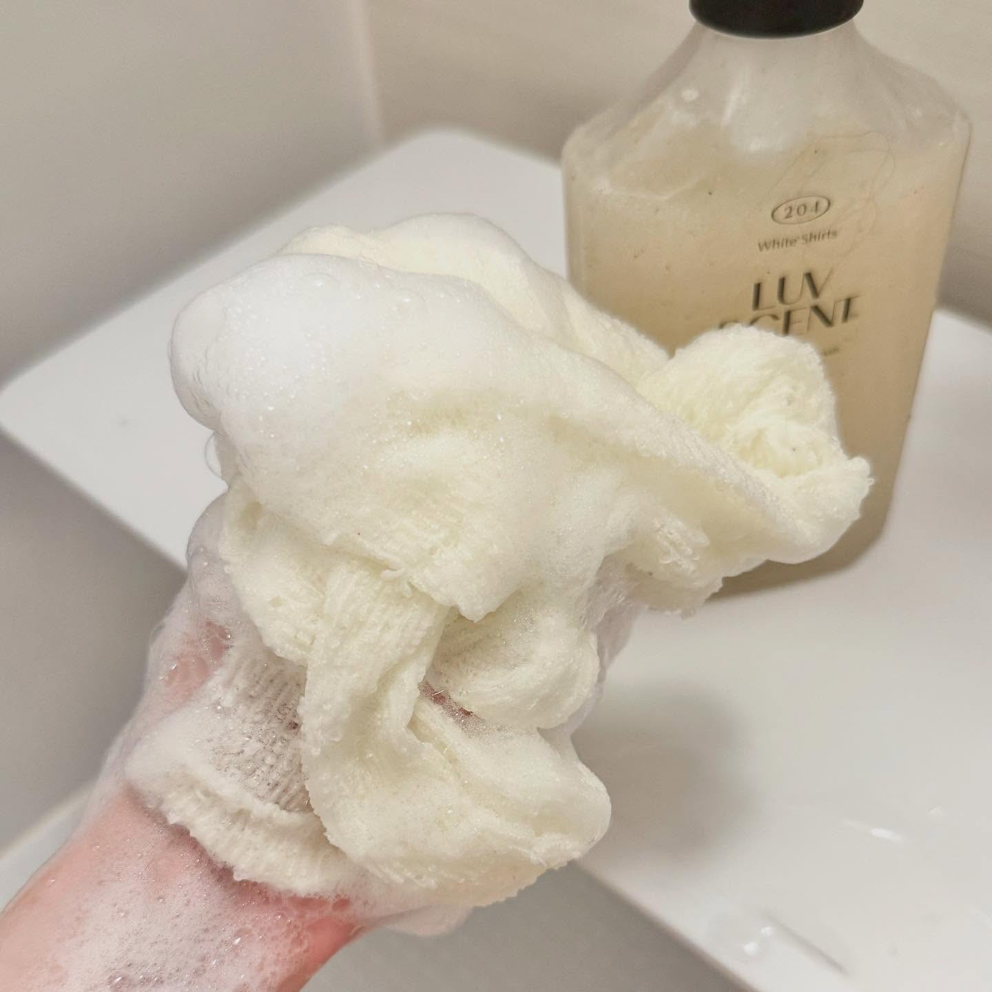 スクラブボディウォッシュ ホワイトシャツ リネンコットン/LUV SCENT/ボディスクラブを使ったクチコミ（3枚目）