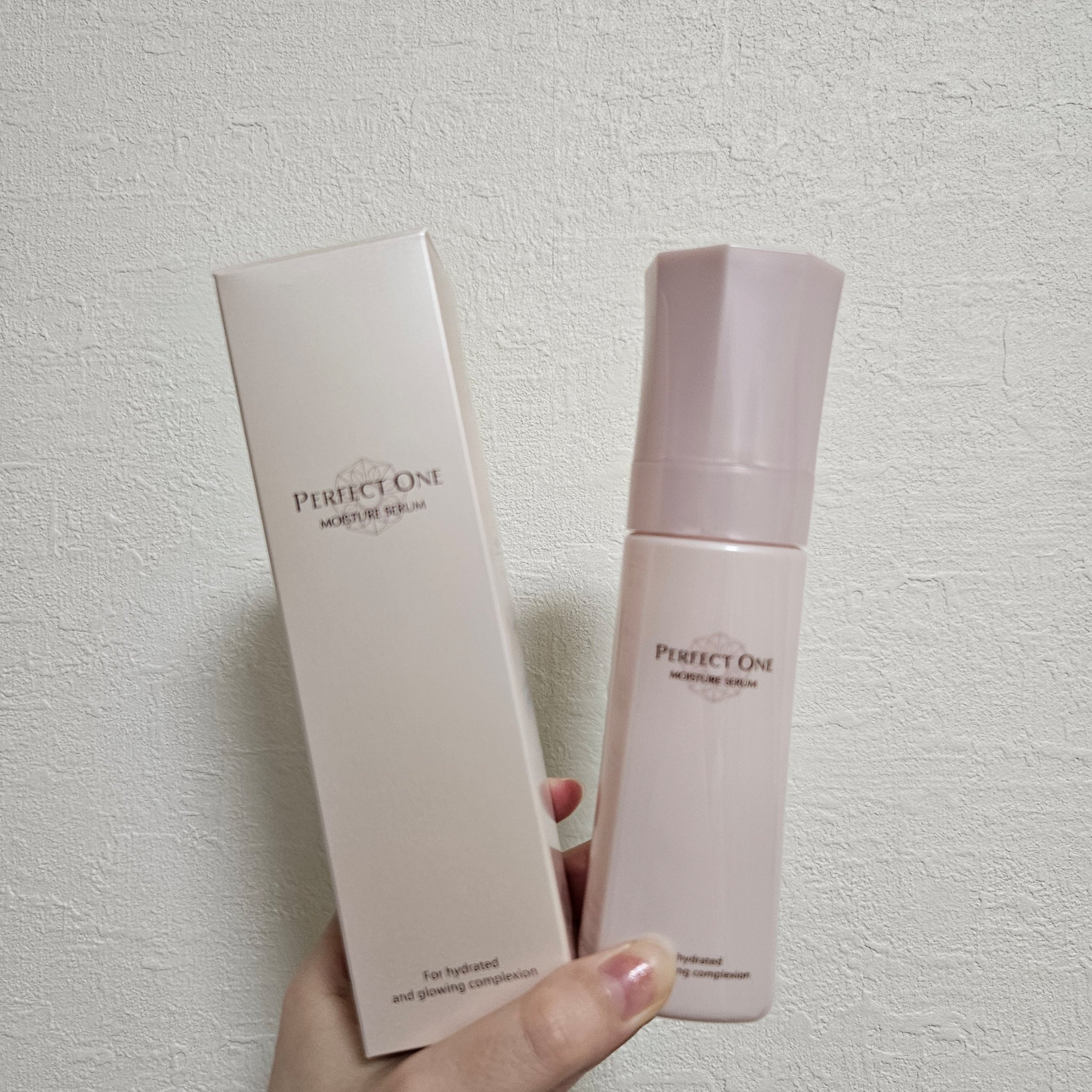 パーフェクトワン モイスチャーセラム

洗顔後に塗るだけで
・化粧水
・美容液
・乳液
・クリーム
・パック
・化粧下地
ひとつで6役の優れもの

こんなにあるのに朝夜両方使えるのすごすぎる

さらに驚いたのが、その使用感。
テクスチャーは