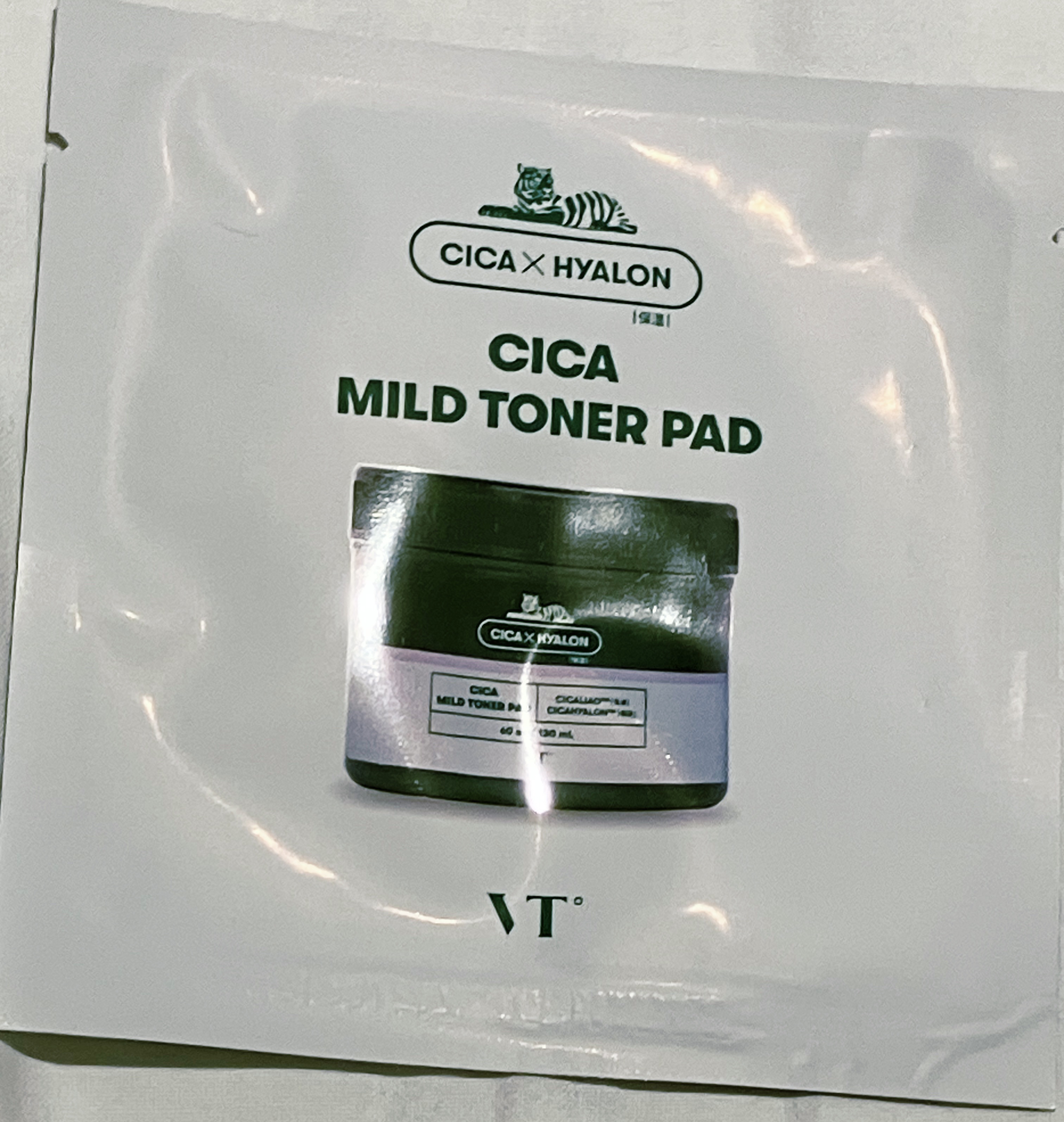 VT CICA マイルドトナーパッド

トラベルパックに入っていたのか、試供品か忘れましたが1枚入りのもの！

液はさっぱりめで顔だけなら1枚でも全然足りました！


もう少し保湿のある方が好きなので、さっぱり系脂性肌さんにオススメだと思い