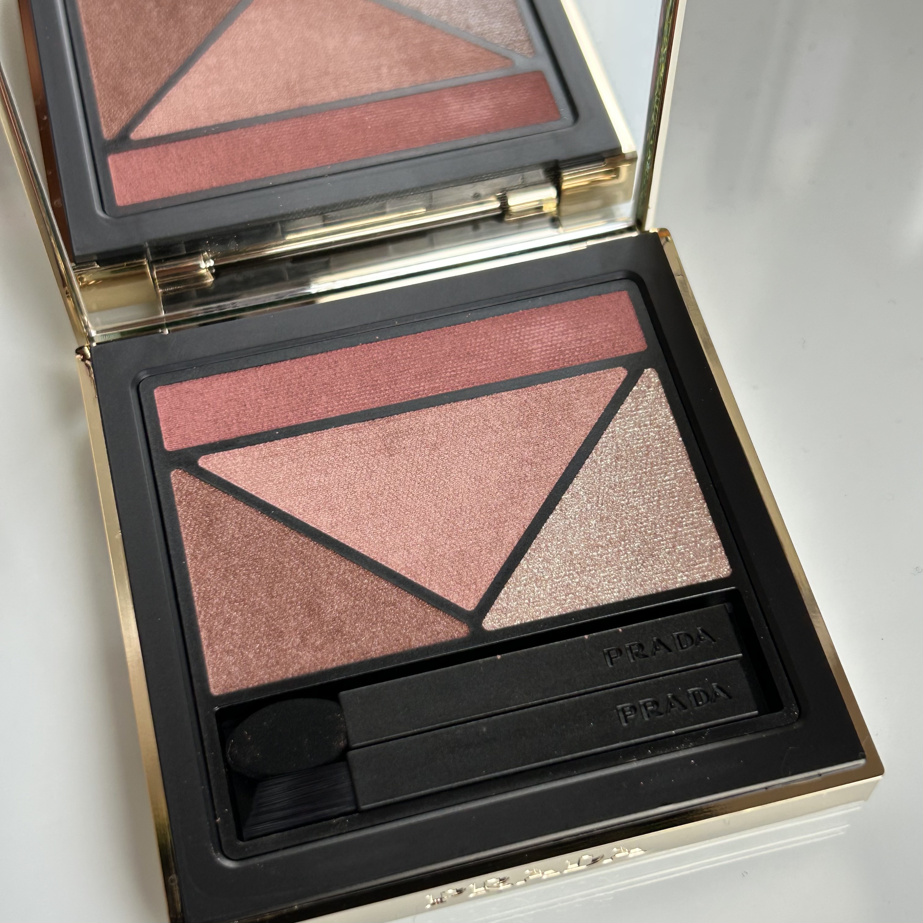 ダイメンションズ マルチエフェクト アイシャドウ/PRADA BEAUTY/アイシャドウパレットを使ったクチコミ（2枚目）