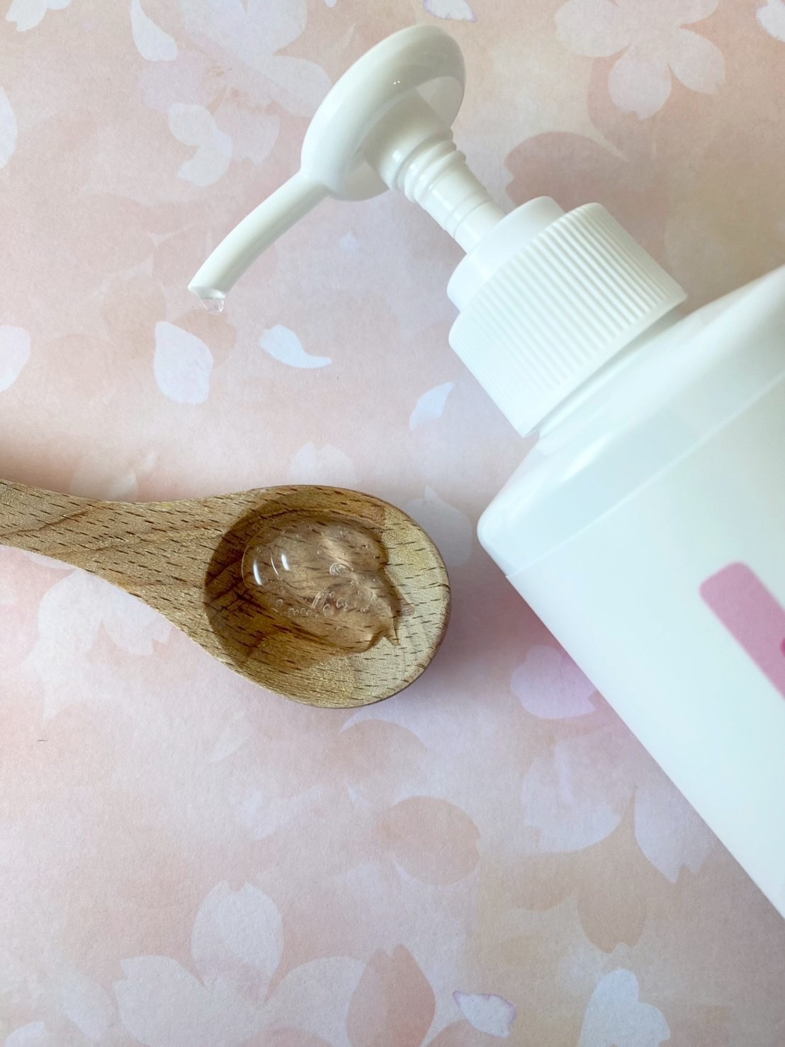 はっぱ*フォロバ100のクチコミ「

大容量で使いやすいポンプタイプ！！
手に取ってみるとプルプルのジェルが。

なめらかにお肌.....」（2枚目）