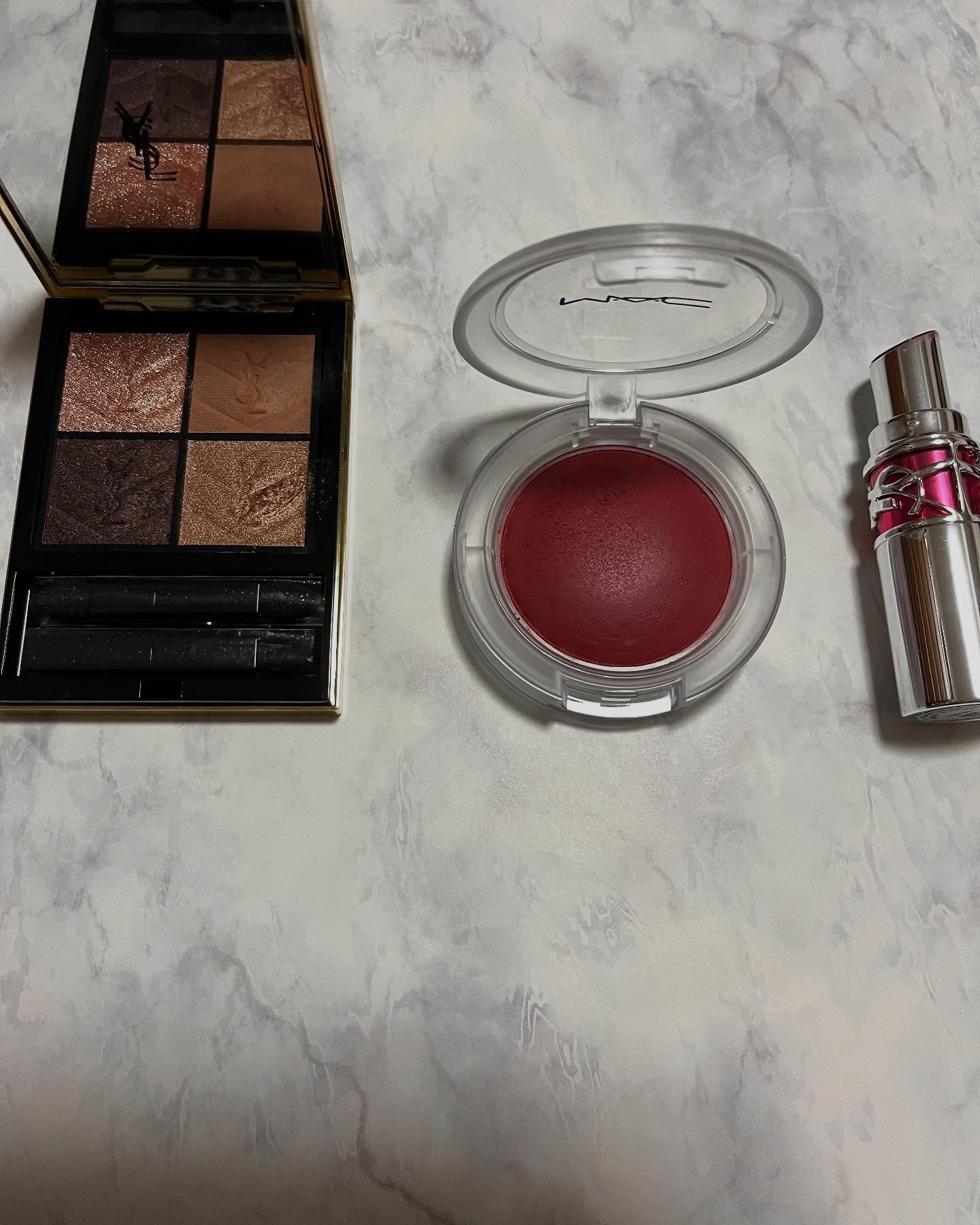 YVES SAINT LAURENT BEAUTE
クチュール ミニ クラッチ#710​
オーバー ブラン​
このブラウンかわいくって
定期的に使いたくなる😁✨

チークは
M・A・C
グロープレイ クッショニー ブラッシュ
プラッシュ 
