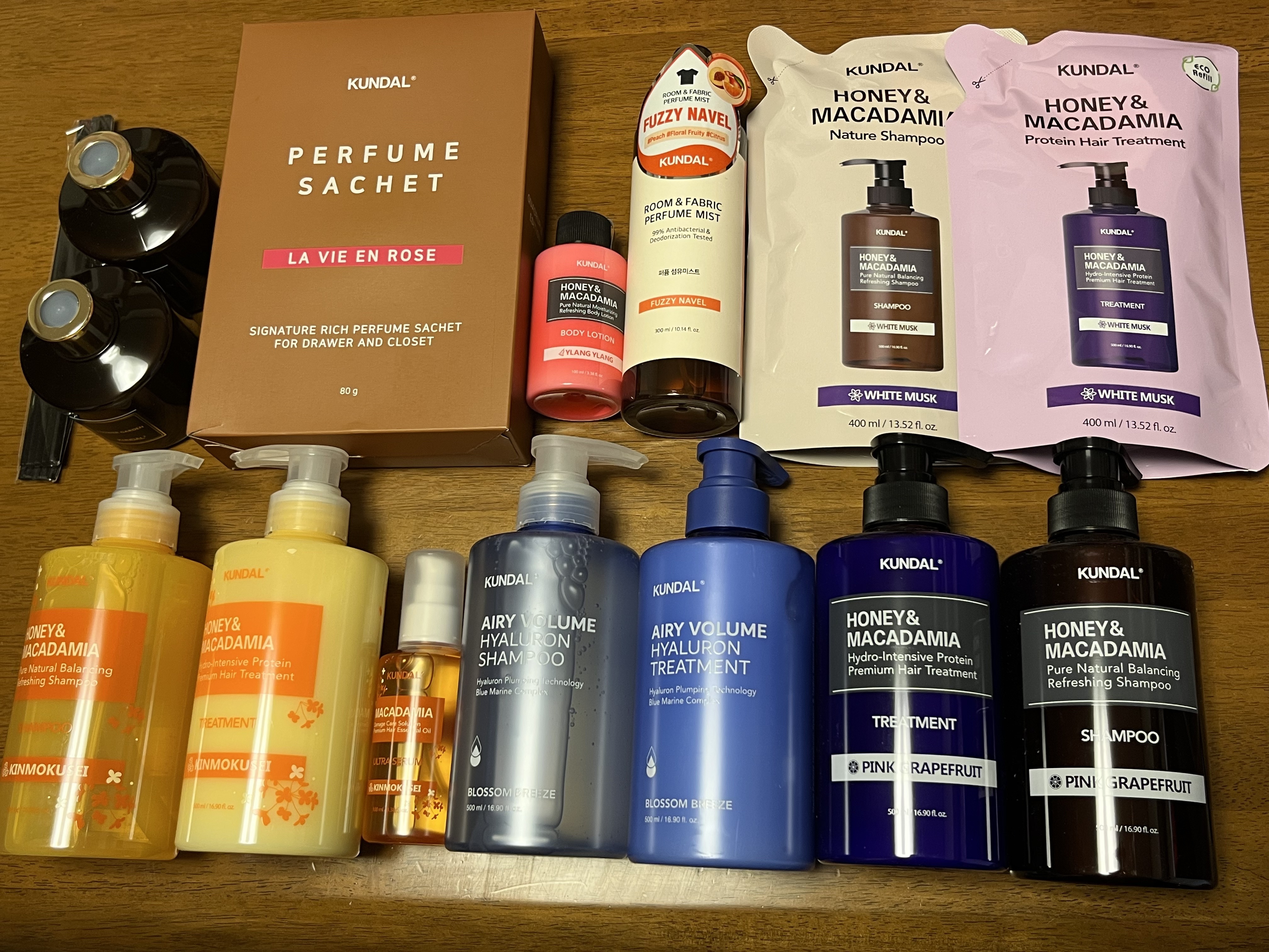 いつかのメガ割購入品♡

年末頃のものと思いますが、在庫整理なのか今回は販売されず🤔

水色のボトルのシャンプーとトリートメントが気に入ったので今回はそちらをリピートしました😍

クンダルに出会ってから他に変えたことがないくらい色んな香