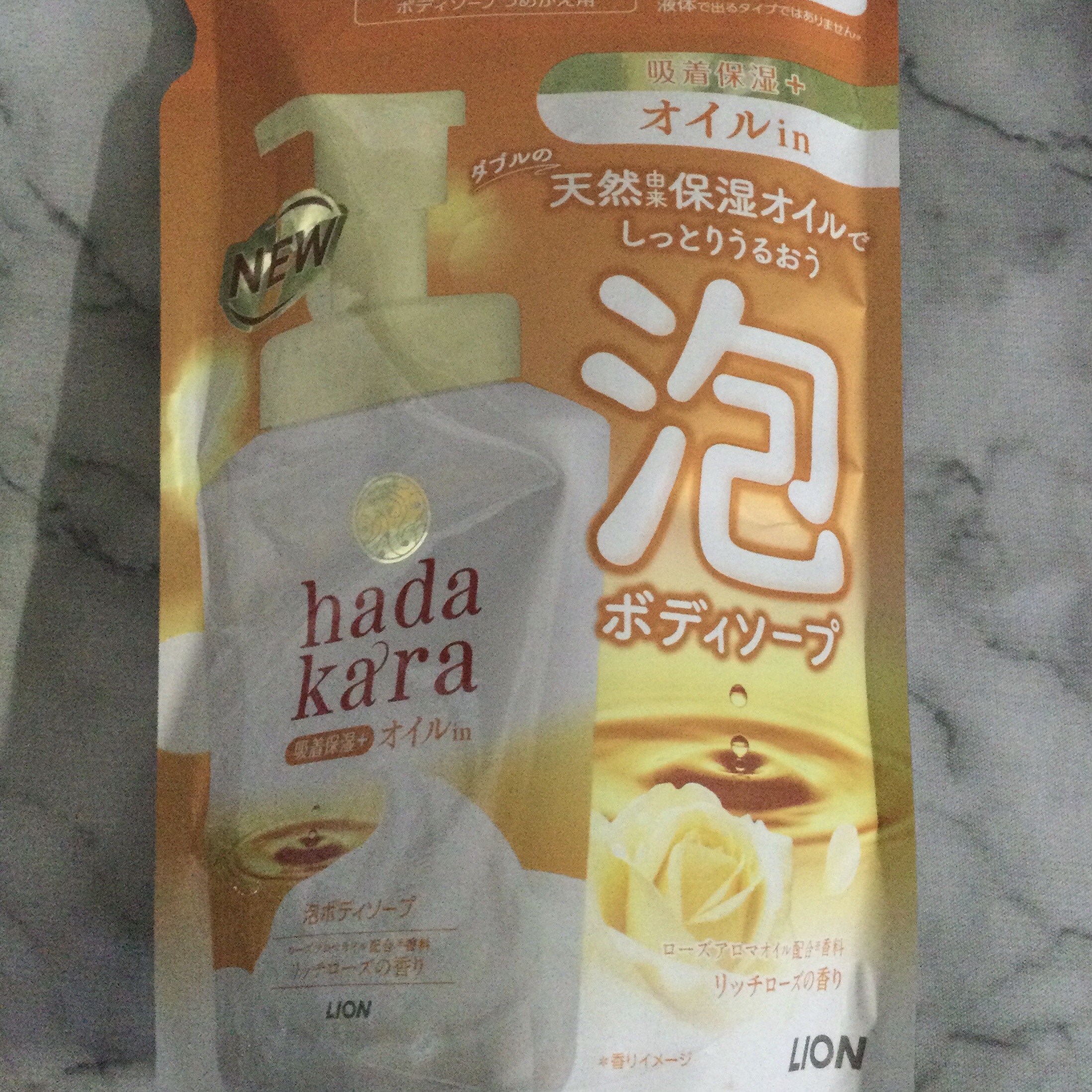 hadakaraボディソープ 泡で出てくるオイルインタイプ ローズガーデンの香り/hadakara/ボディソープを使ったクチコミ（1枚目）