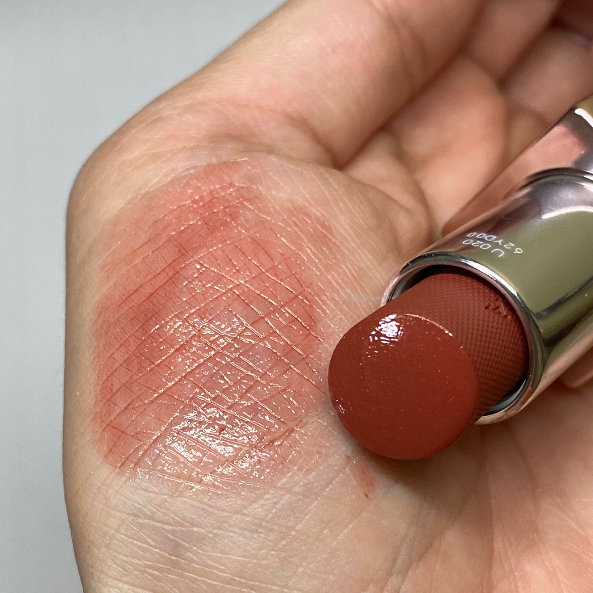 プラダ ライト グローイング リップバーム U020 ロッソ/PRADA BEAUTY/リップバームを使ったクチコミ（2枚目）