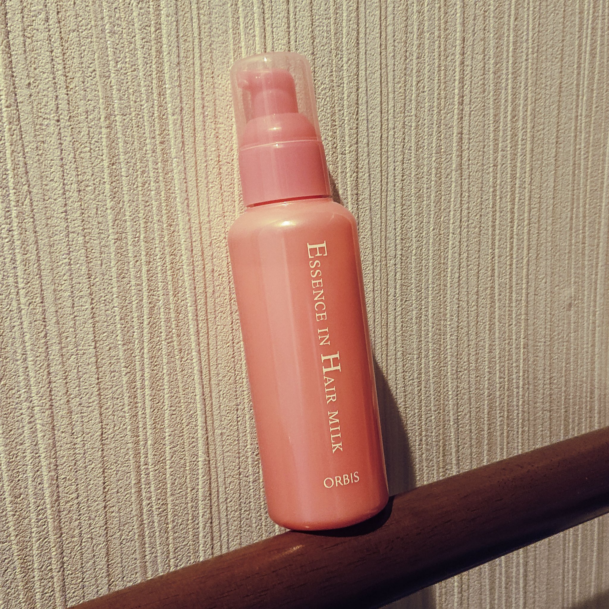 【使った商品】オルビスエッセンスインヘアミルク
【香り】無香料
【良いところ】ふんわりさらっととゅるんとする 伸びが良い コスパ◎ 髪が柔らかくなったような気がする 
【イマイチなところ】ドライヤーで髪を乾かした直後は潤いがあるけど時間がた