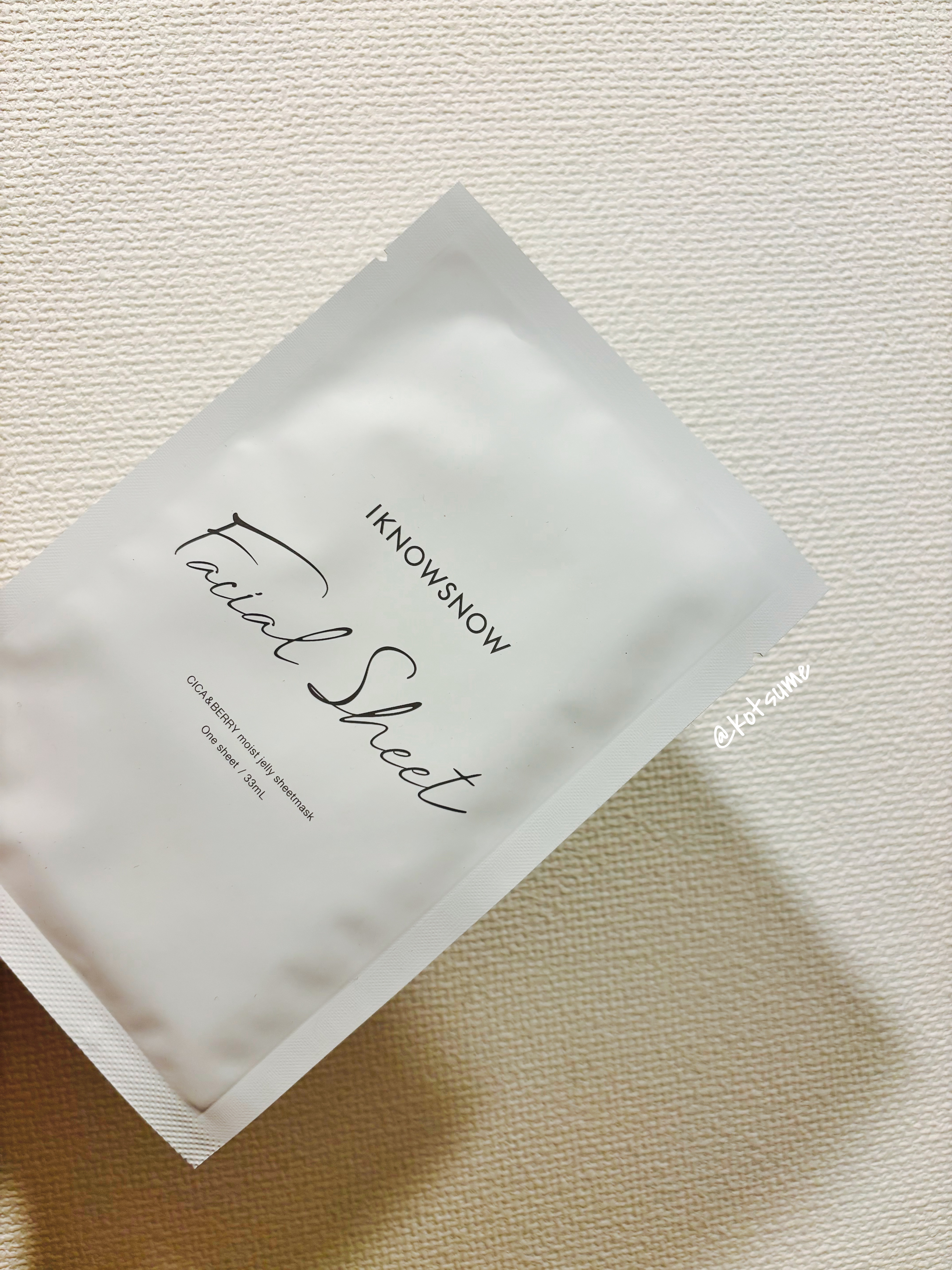 IKNOWSNOW
フェイシャルシート

本日のシートマスクはこちら。

洗顔後にペタリ、が好きなので
化粧水がわりに使えるこのシートマスクも好き！

マスクのサイズ感が程よくて15分つけていても落ちてこないのも高評価◎

たっぷりのジェル