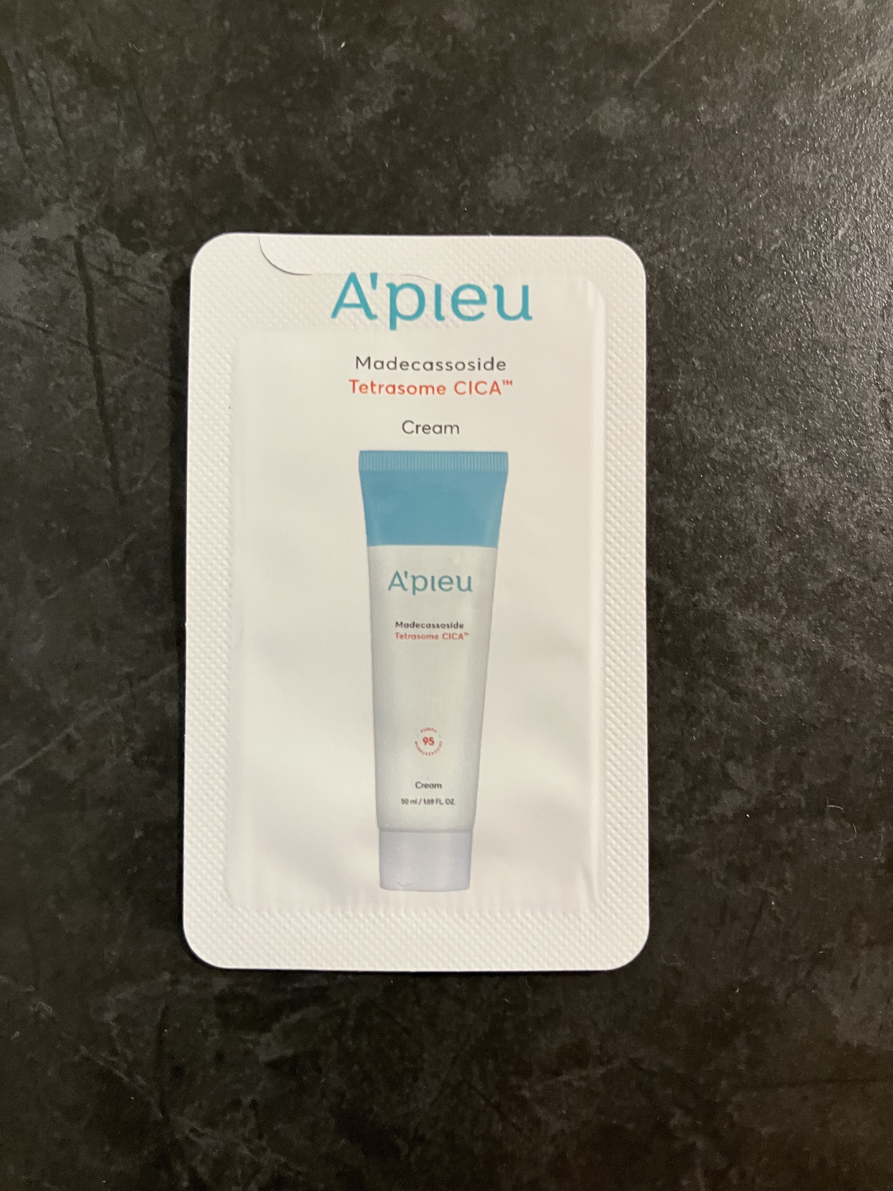 
地元のイオンモールに行ったらコスメ試供品の自販機があったので試しに貰ってきました！！٩(๑❛ᴗ❛๑)۶

今回はアピュー テトラソーム CICAクリームでした。


#CICA #韓国スキンケア #試供品#自動販売機

