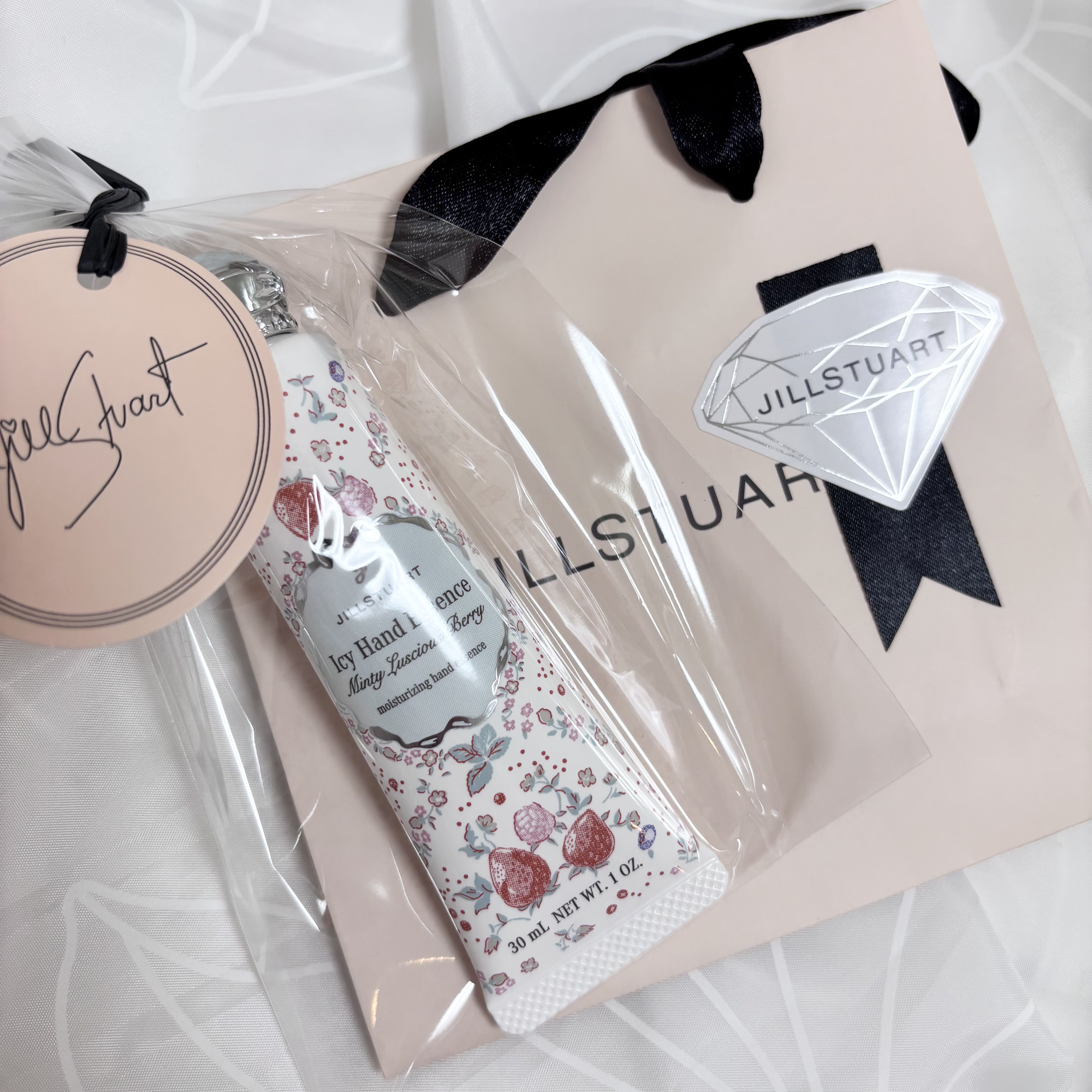 ジルスチュアート ミンティラシャスベリー アイシーハンドエッセンス/JILL STUART/ハンドクリームを使ったクチコミ（1枚目）