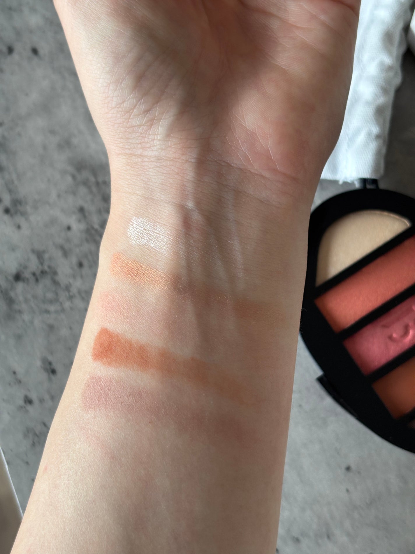 アイシャドウ 5カラーズ/BYREDO/アイシャドウパレットを使ったクチコミ(2枚目)