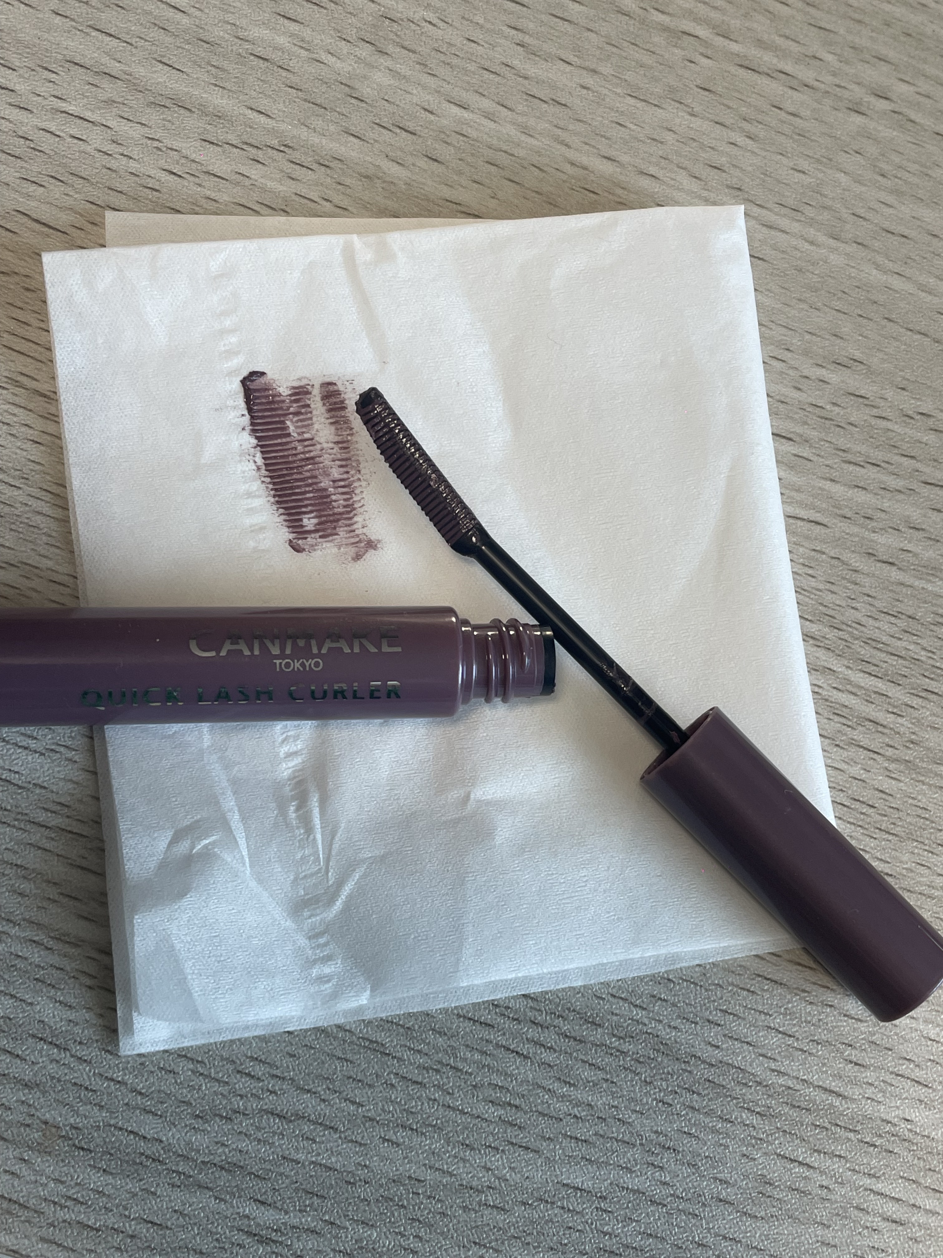 キャンメイク　クイックラッシュカーラー　LM リラモーヴ

300円ほどになっていたので購入。廃盤品なんでしょうか？

リラモーブという色味ですが、ブラウン味のあるパープルで、落ち着いた色ですが発色はとてもいいです。見たままの色がつきます！