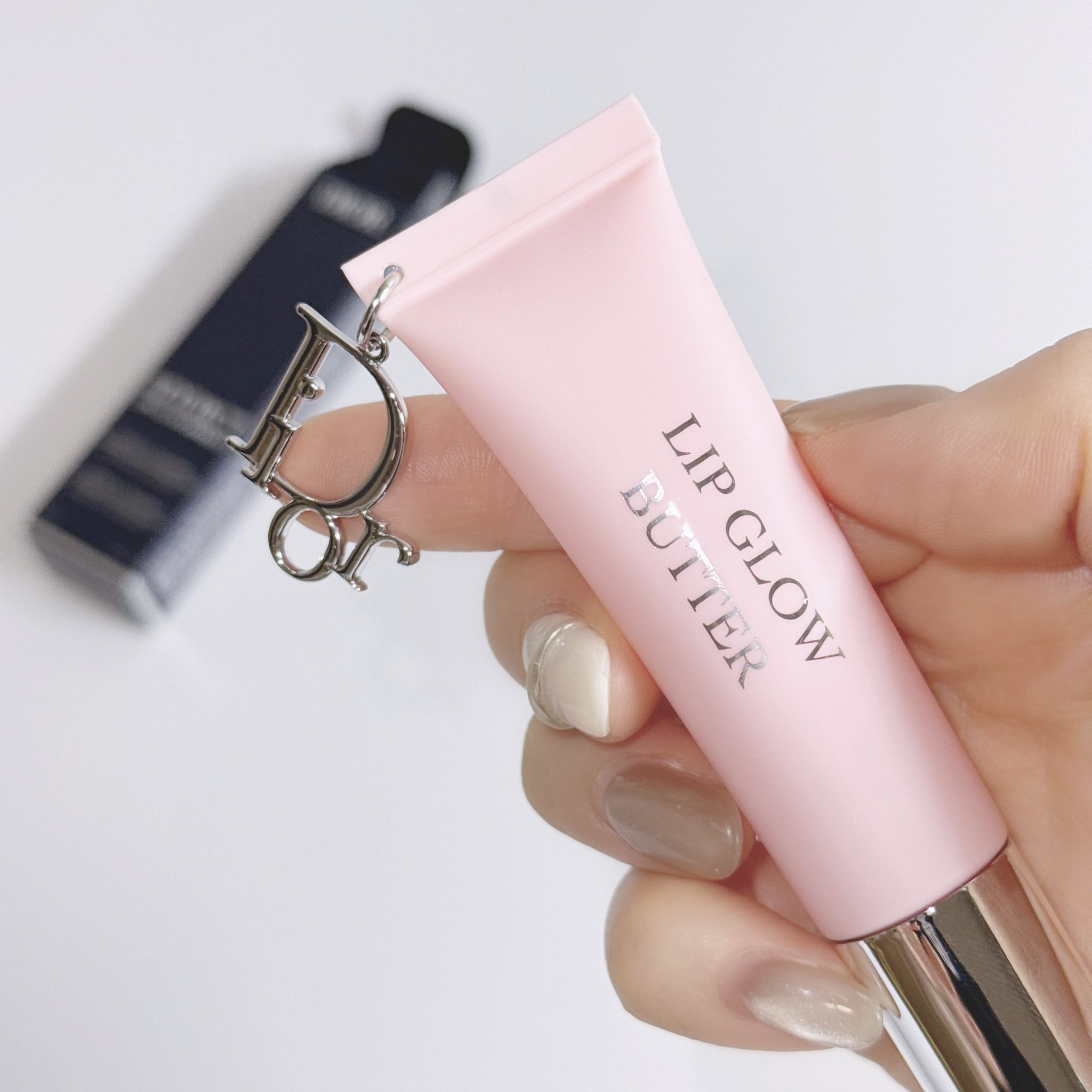 🎀Dior ディオール アディクト リップ グロウ バター

発売日に無事購入✨
可愛い、アプリケーター大きめで塗りやすい、そして可愛い🥺🩷

メイクの仕上げ&夜のリップケアにも使えるということでピンクのほうにしてみました。
でも青み