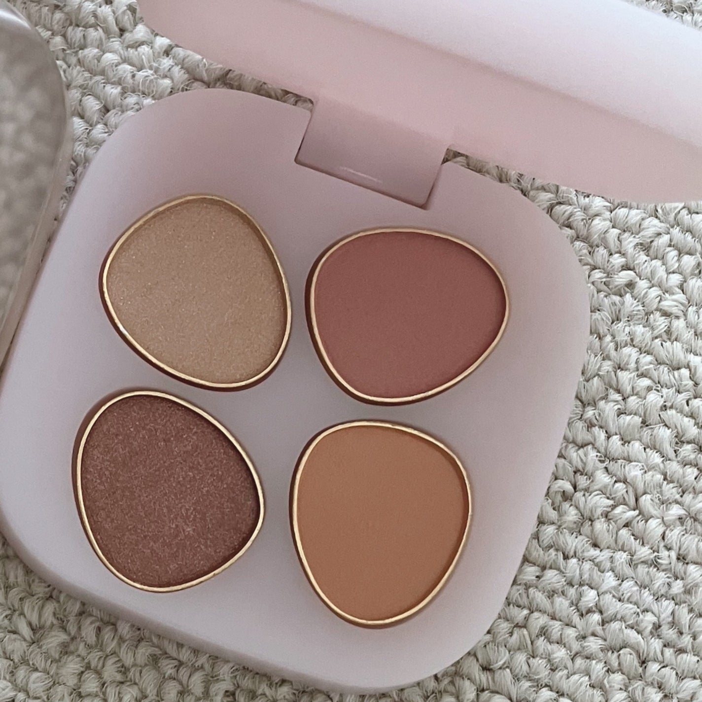 トーン ペタル フロート アイパレット/to/one/アイシャドウパレットを使ったクチコミ(2枚目)