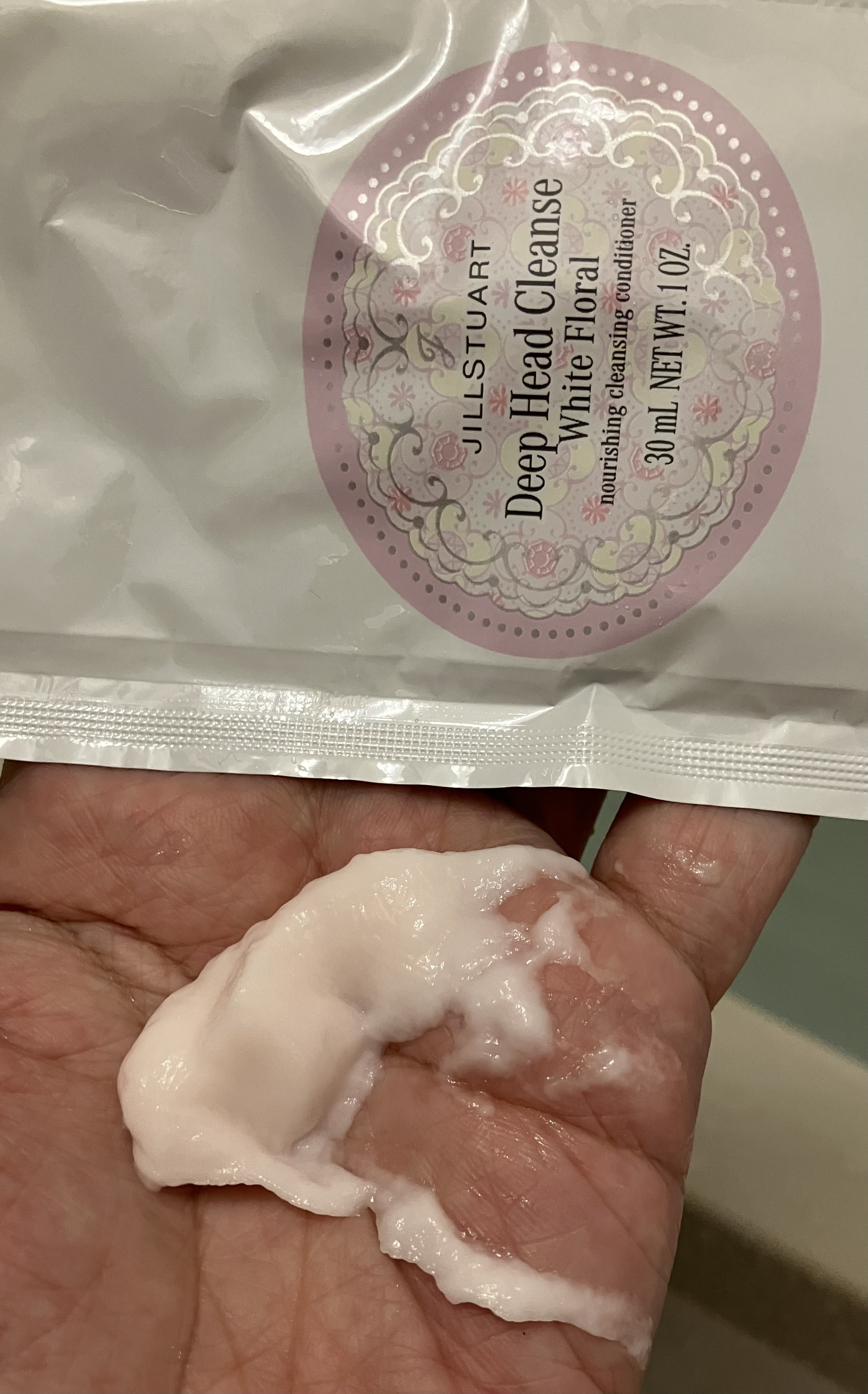 ディープ ヘッドクレンズ　ホワイトフローラル/JILL STUART/市販シャンプーを使ったクチコミ（2枚目）