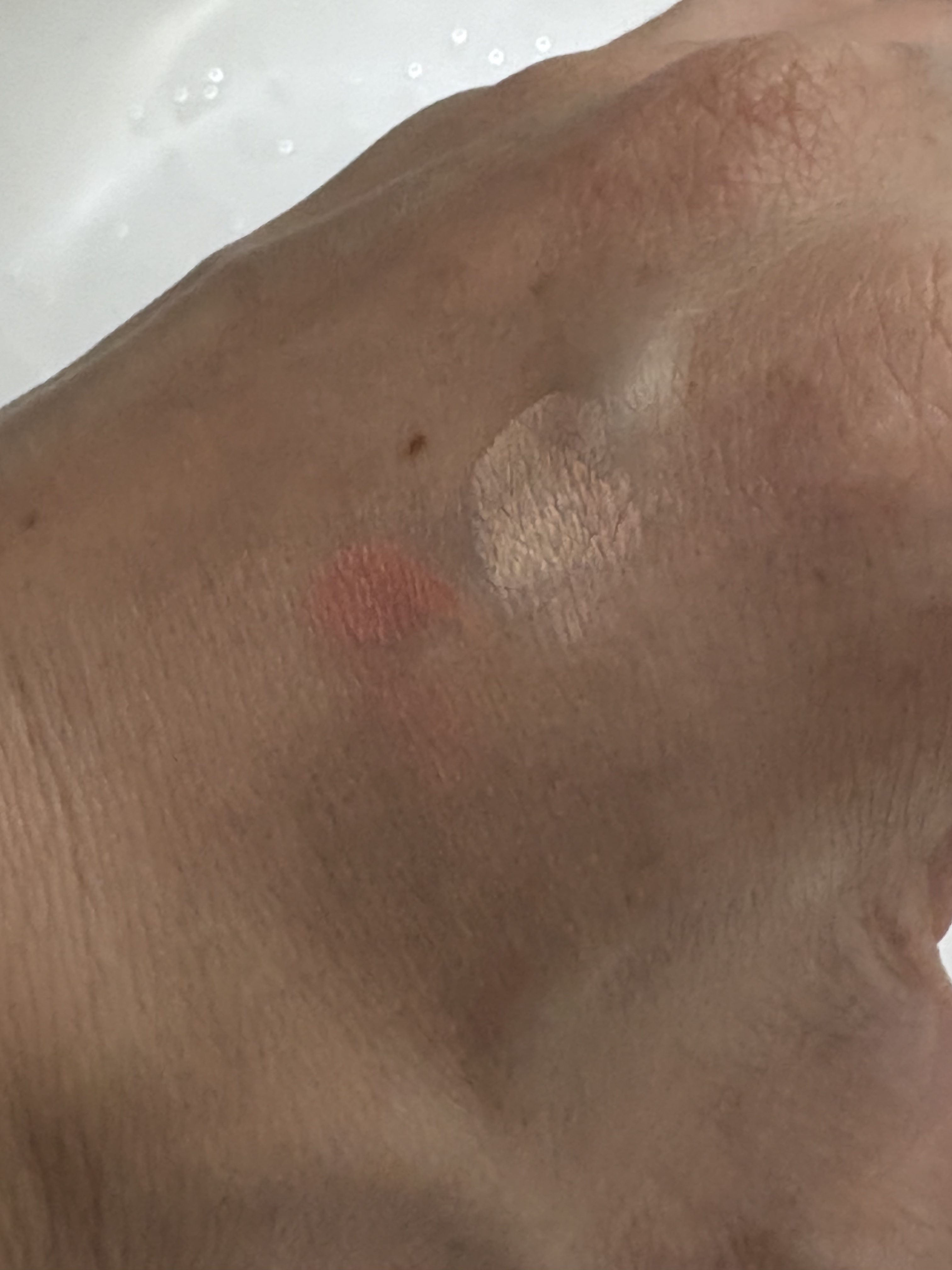 Visée カラーデュオ トリック コンシーラーのクチコミ「普通のシミは隠れません。
目の下のクマをばかす感じで使うと良い感じ。
目元用のカラーコントロー.....」（3枚目）