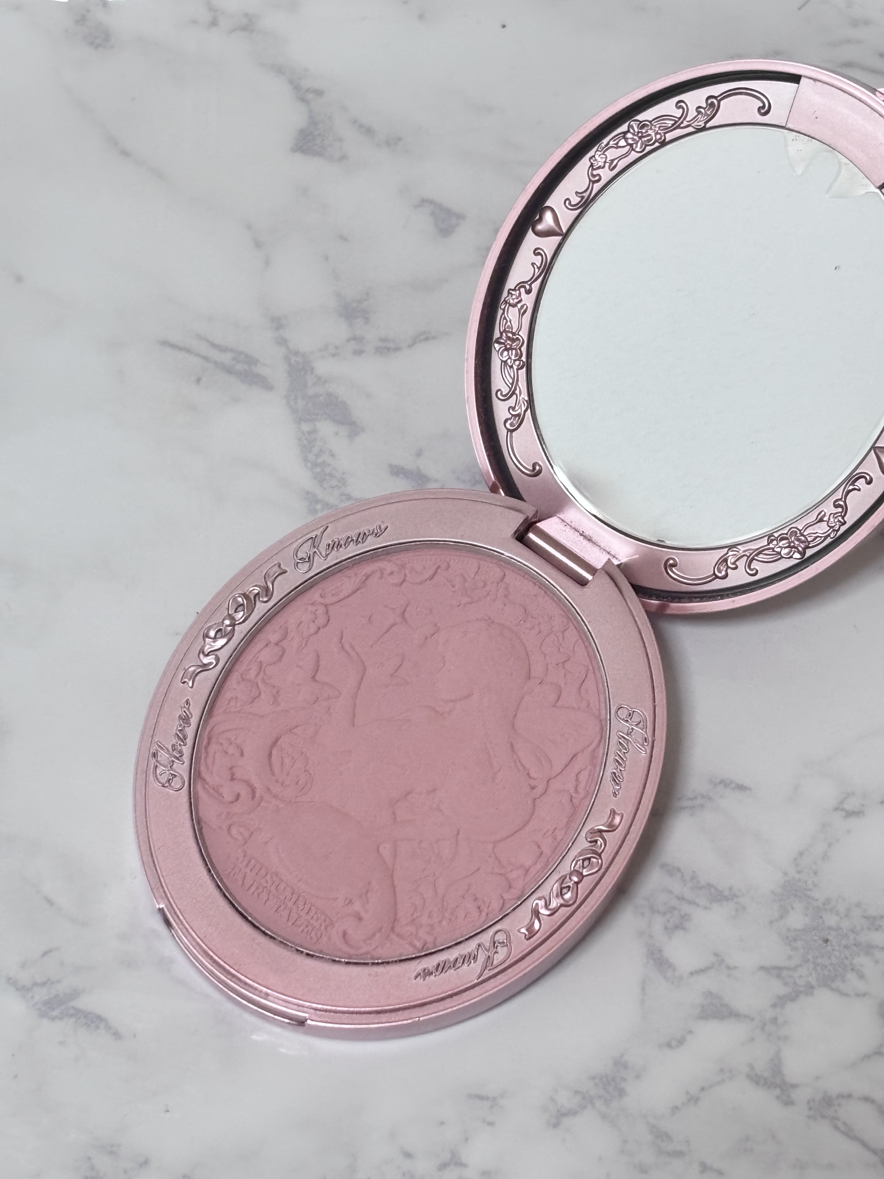 ミッドサマーフェアリーテイルズ コレクション ベルベットチークブラッシュ 02 Daffodil Lily/FlowerKnows/パウダーチークを使ったクチコミ（2枚目）