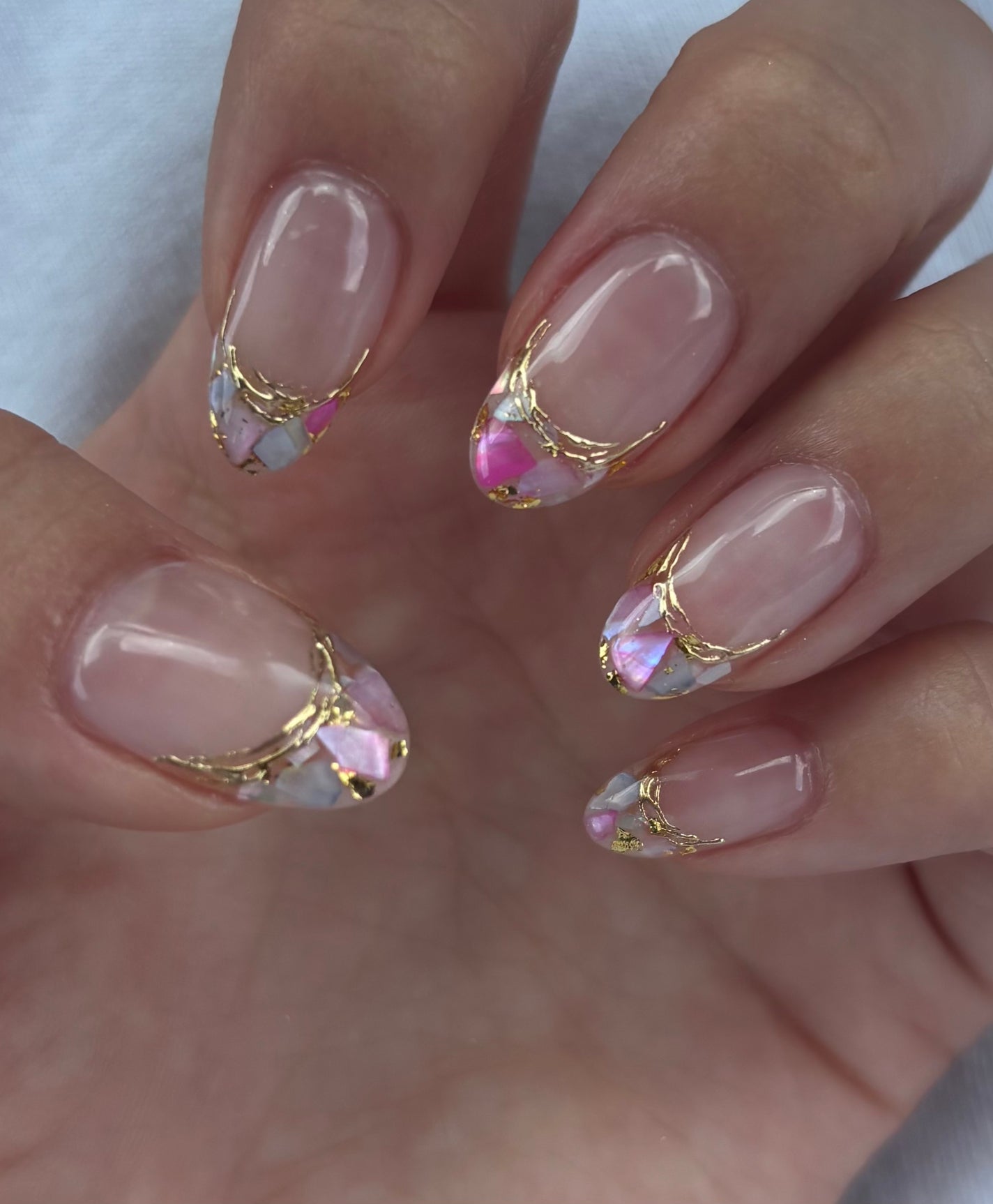 ERIKA on LIPS 「新しいネイル💅🏻✨シェルパーツを敷き詰めてステンドグラス風にし..」(3枚目)