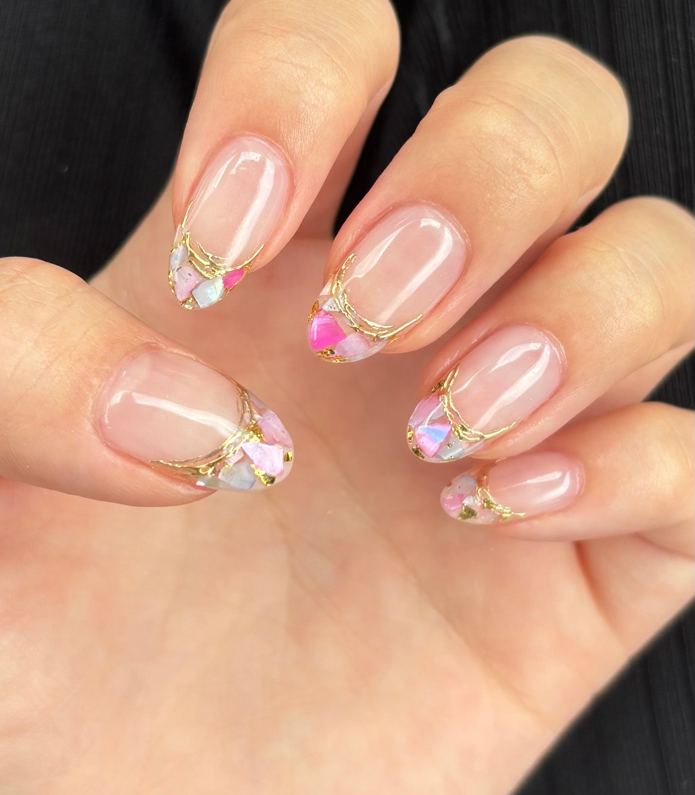 ERIKA on LIPS 「新しいネイル💅🏻✨シェルパーツを敷き詰めてステンドグラス風にし..」(1枚目)