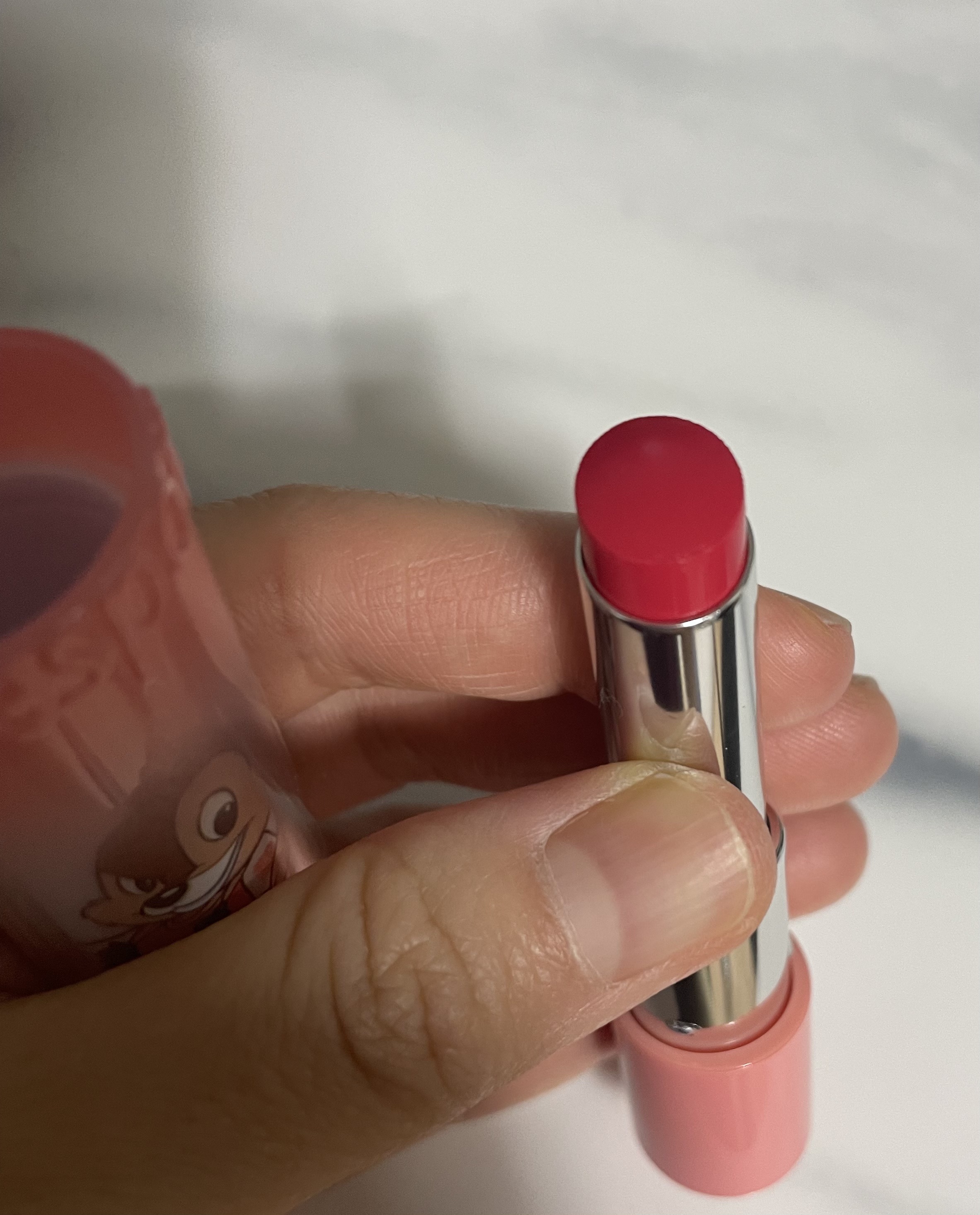 ノーウェアリップスティック バーミンググロー 14 スウェーコーラル(ディズニーエディション)/espoir/口紅を使ったクチコミ（2枚目）