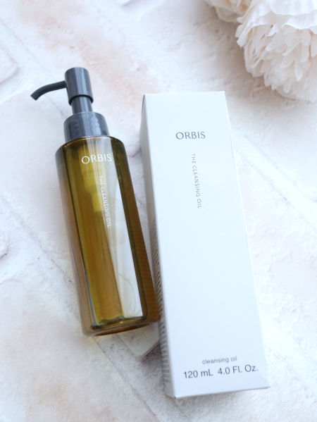 サラッとしたテクスチャで軽い使い心地。
軽いのでスルーっと肌あたりも優しく摩擦レスな印象。
乳化する必要がなく、濡れた手・お風呂場OKなのが嬉しいです☆

不要な角質を落としやすくサポートしたり、まつ毛を挟むようにマスカラになじませてポイン