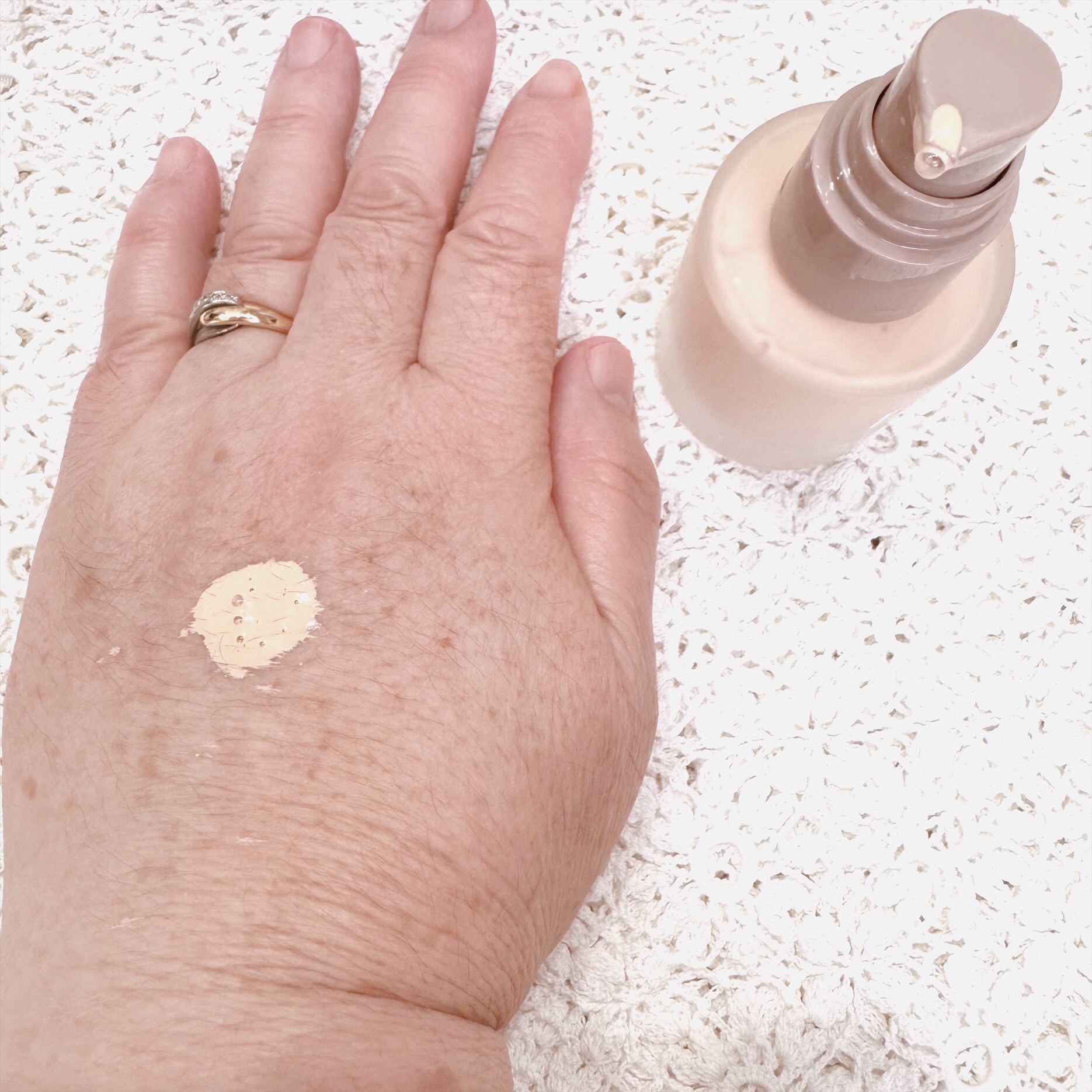 pdc ピメル あざむきベース ベージュのクチコミ「こんなにみずみずしいテクスチャーの化粧下地は初めて使いました。塗った瞬間に肌が明るくなるような.....」（2枚目）