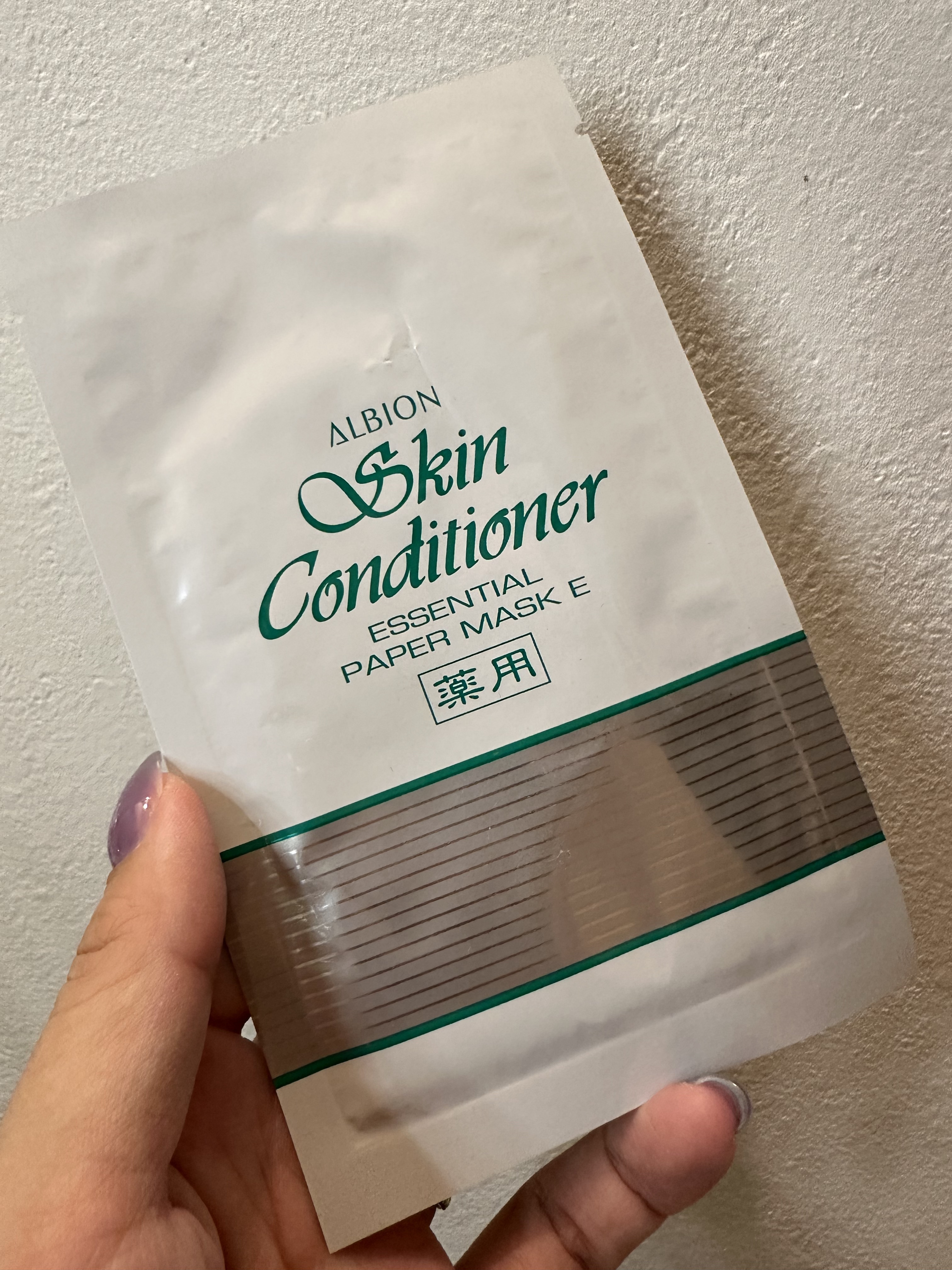 ALBION アルビオン 
薬用スキンコンディショナー エッセンシャル ペーパーマスク E

隙間なく肌をじっくりと整える🧖‍♀️
薬用化粧水“スキコン”を
たっぷり含ませたペーパーマスク☝️
濃縮ハトムギエキスに加え、
ハトムギオイルを
