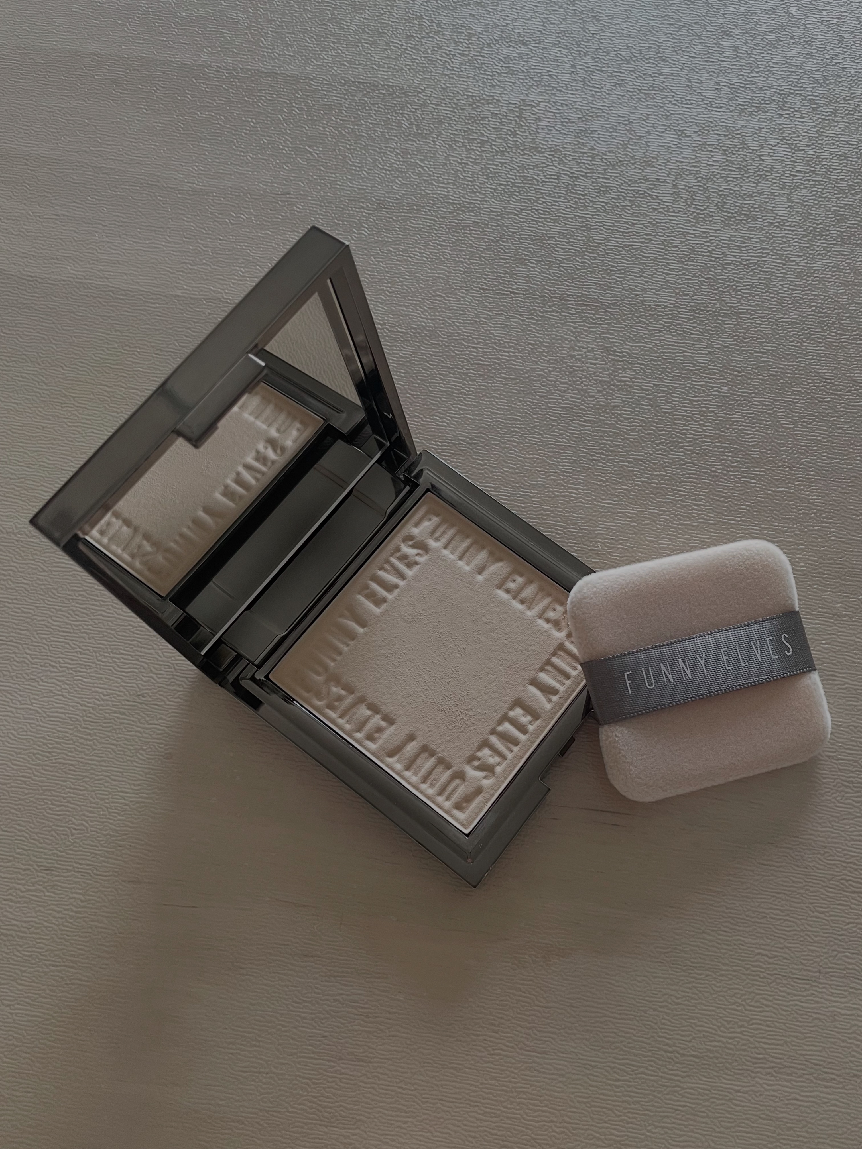 ふわっふわのフォギー肌になります♡
パウダーの粒子が細かくて毛穴どこいった？
って思うくらい毛穴レスに♡
この使用感を知ったら虜になりますよ😍

FUNNY ELVESのプレストパウダー

アジアのベースメイク革新ブランドとして注目されて