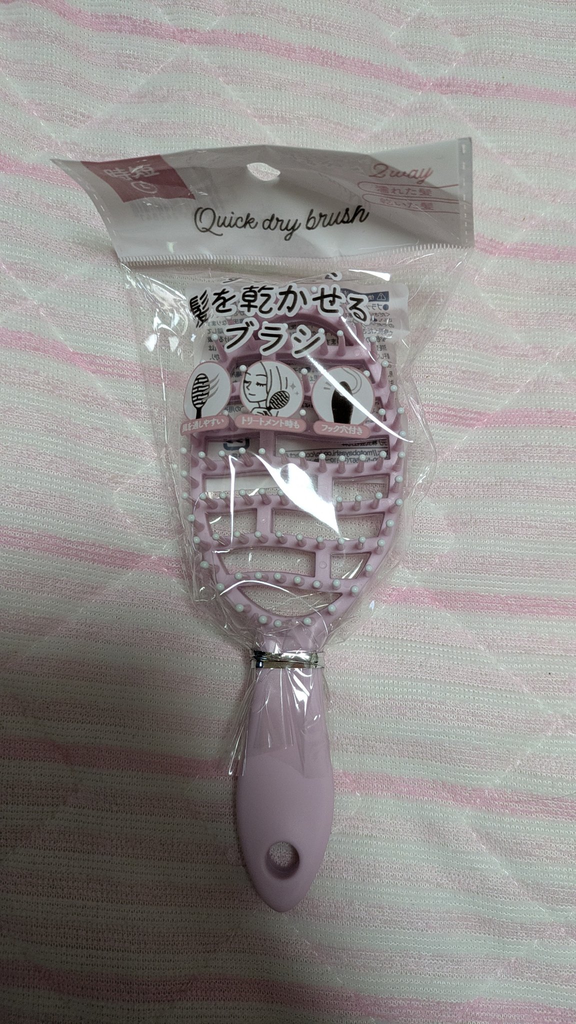 セリア 速乾ブラシのクチコミ「セリアさんの速乾ブラシ
色はピンクですね  

わたしのセミロングの場合で
とかしながら乾かし.....」（1枚目）