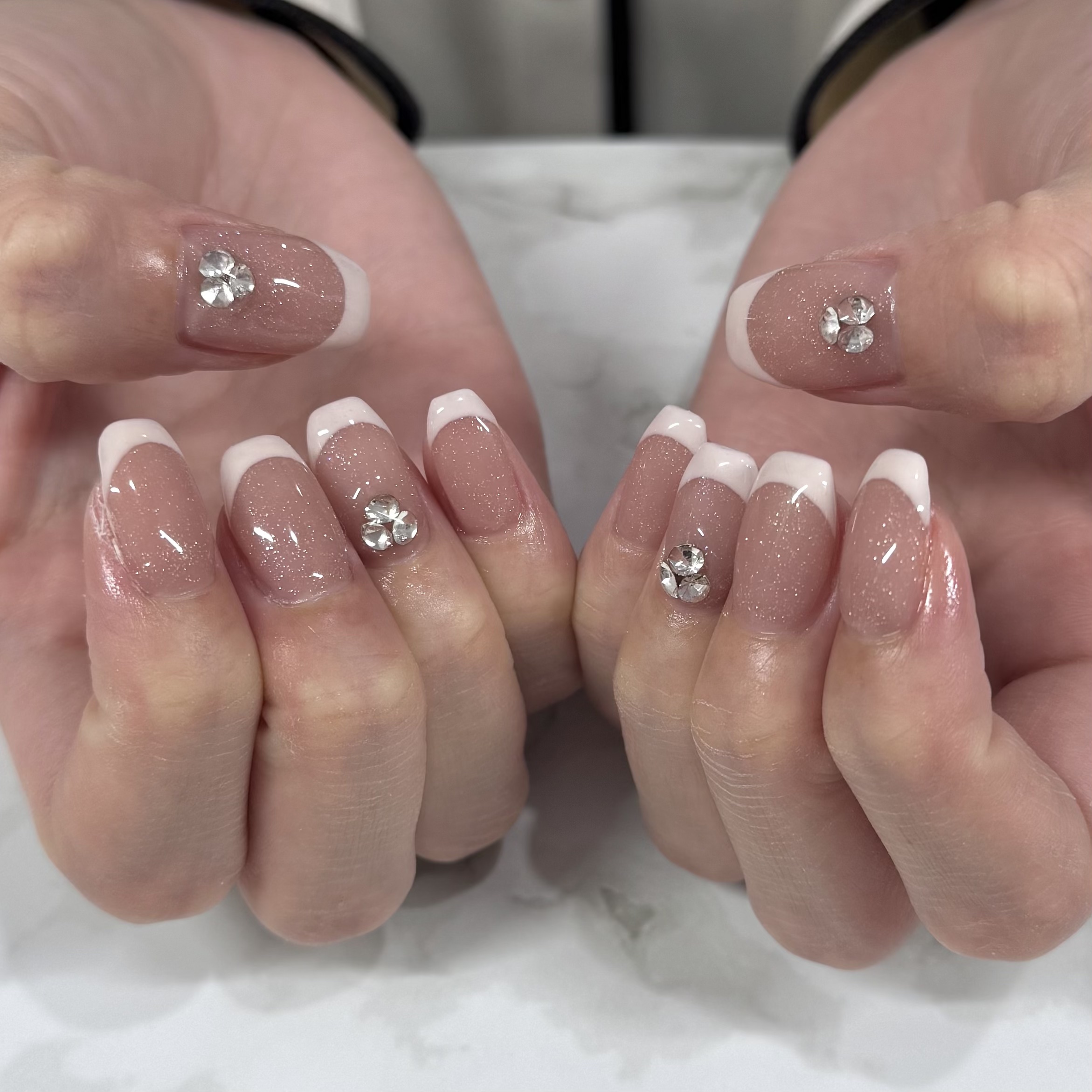 
ベースにラメ入ってるのがかわいすぎ🤭❤️


#フレンチネイル　#ピンクネイル　#ホワイトネイル　#キラキラネイル　#シンプルネイル　#韓国ネイル　#セルフネイル　