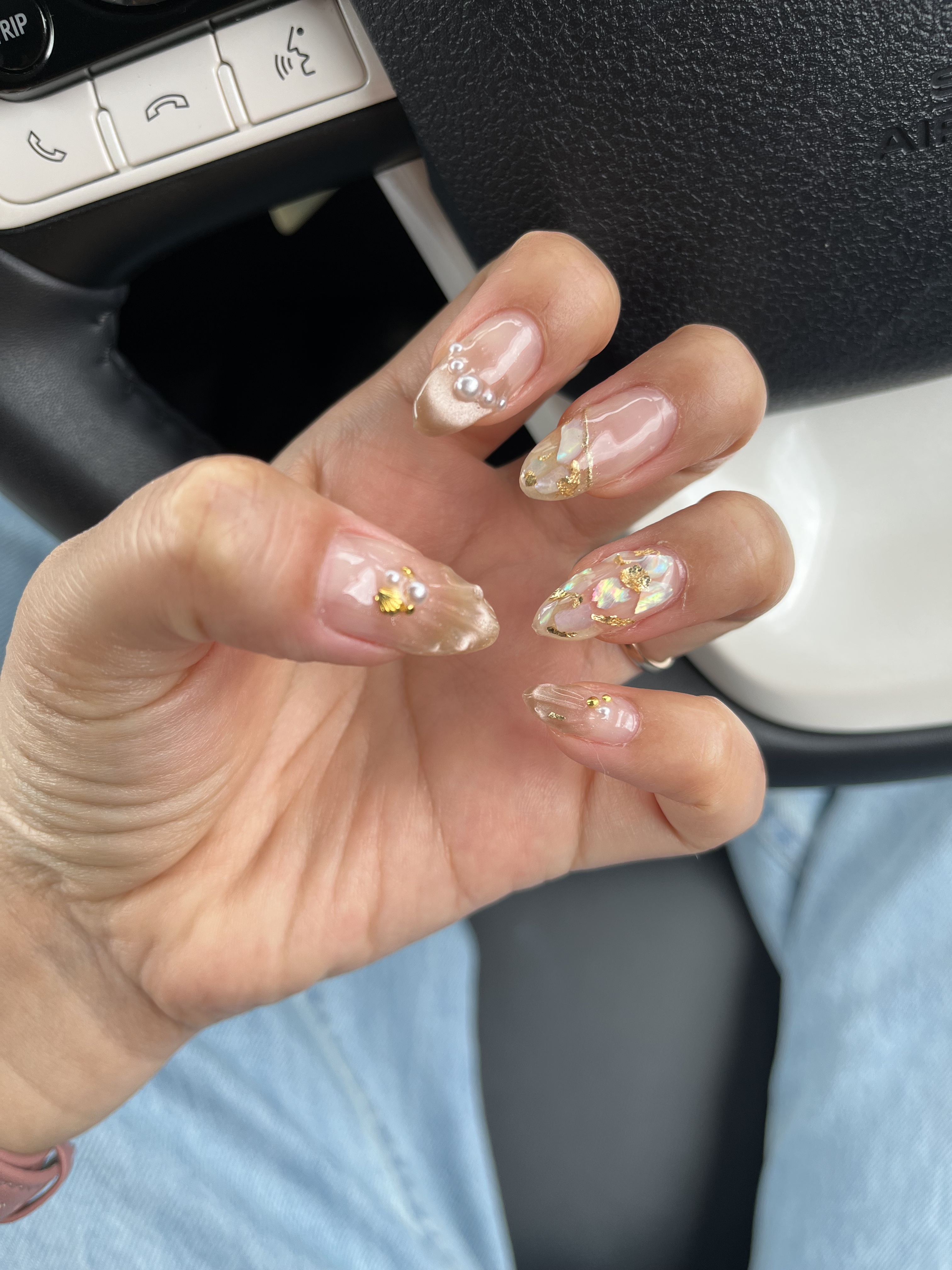 夏ネイル先取り💅

デザインに困ったので
梅雨だけど夏のネイルにしました！

貝殻描いて、貝殻埋め込んで爽やかに！
描いた貝殻はもっこり感がすくなかったのか
トップジェル塗ったら少し埋まった🥹

早く梅雨あがれー

#セルフネイル
