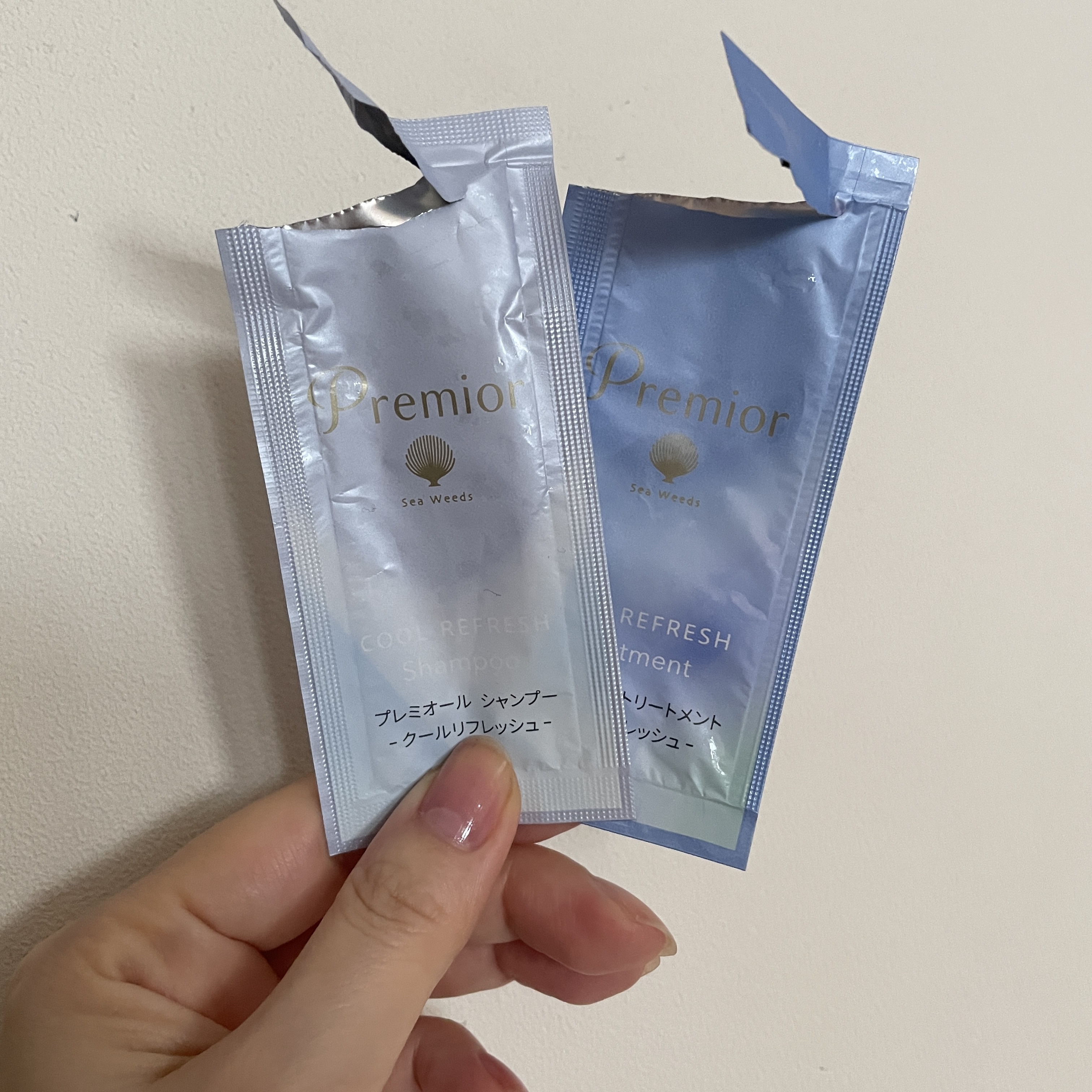 ラサーナ プレミオール シャンプー/トリートメント クールリフレッシュのサンプルがDMに同封されていたので、使用しました。

スースー系のシャンプーで、季節的に気持ちよかったです。

ヘアワックスを多めに付けている私的には、泡立ちは、穏やか