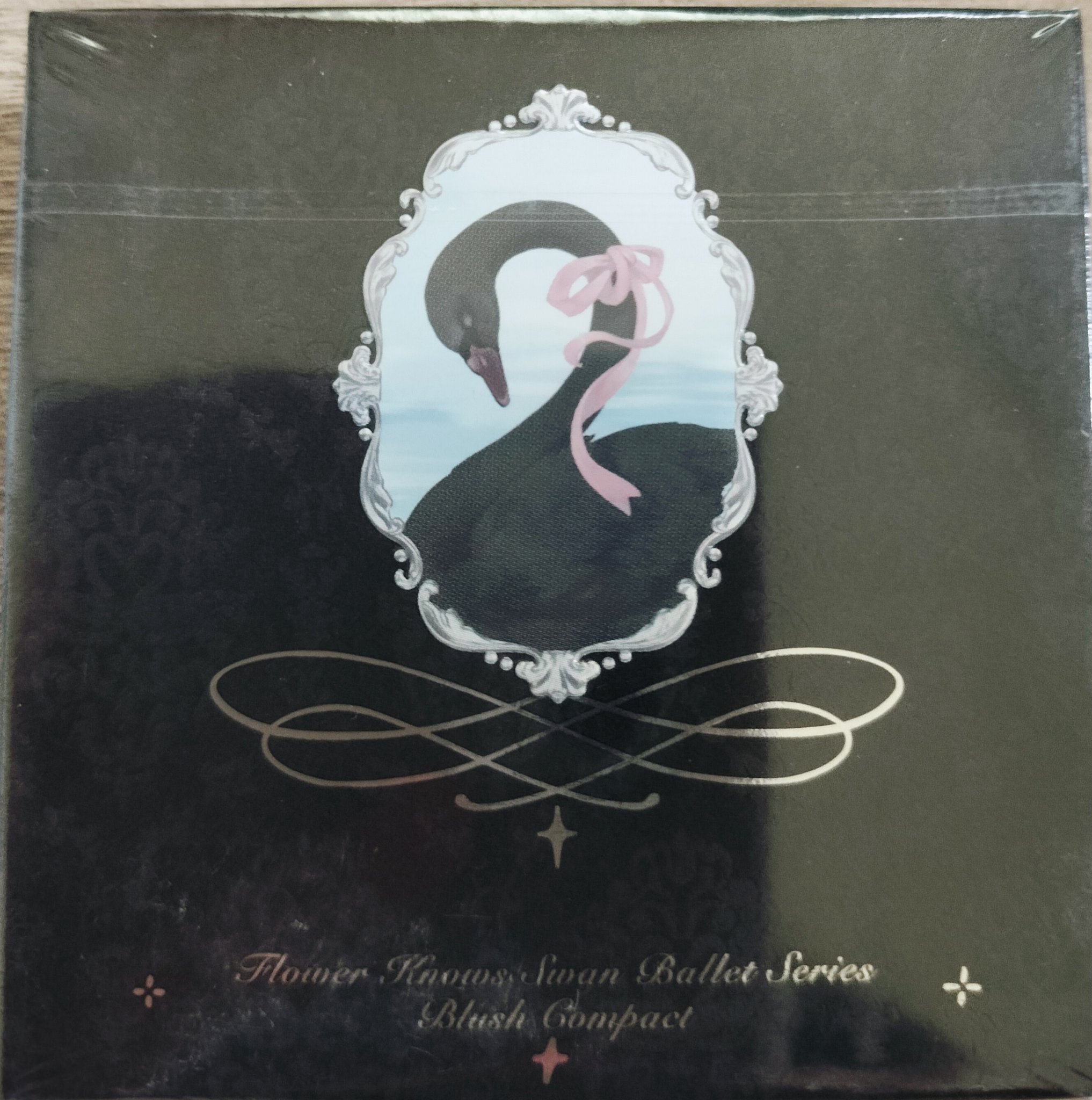 フラワーノーズ スワンバレエシリーズ ブラッシュコンパクト 04 プリューシュ/FlowerKnows/パウダーチークを使ったクチコミ（3枚目）