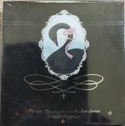 FlowerKnows フラワーノーズ スワンバレエシリーズ ブラッシュコンパクトのクチコミ「半年貯めたLIPSのポイントを全部使って購入しました☺️薄付きのチークでほわほわになります?!.....」(3枚目)