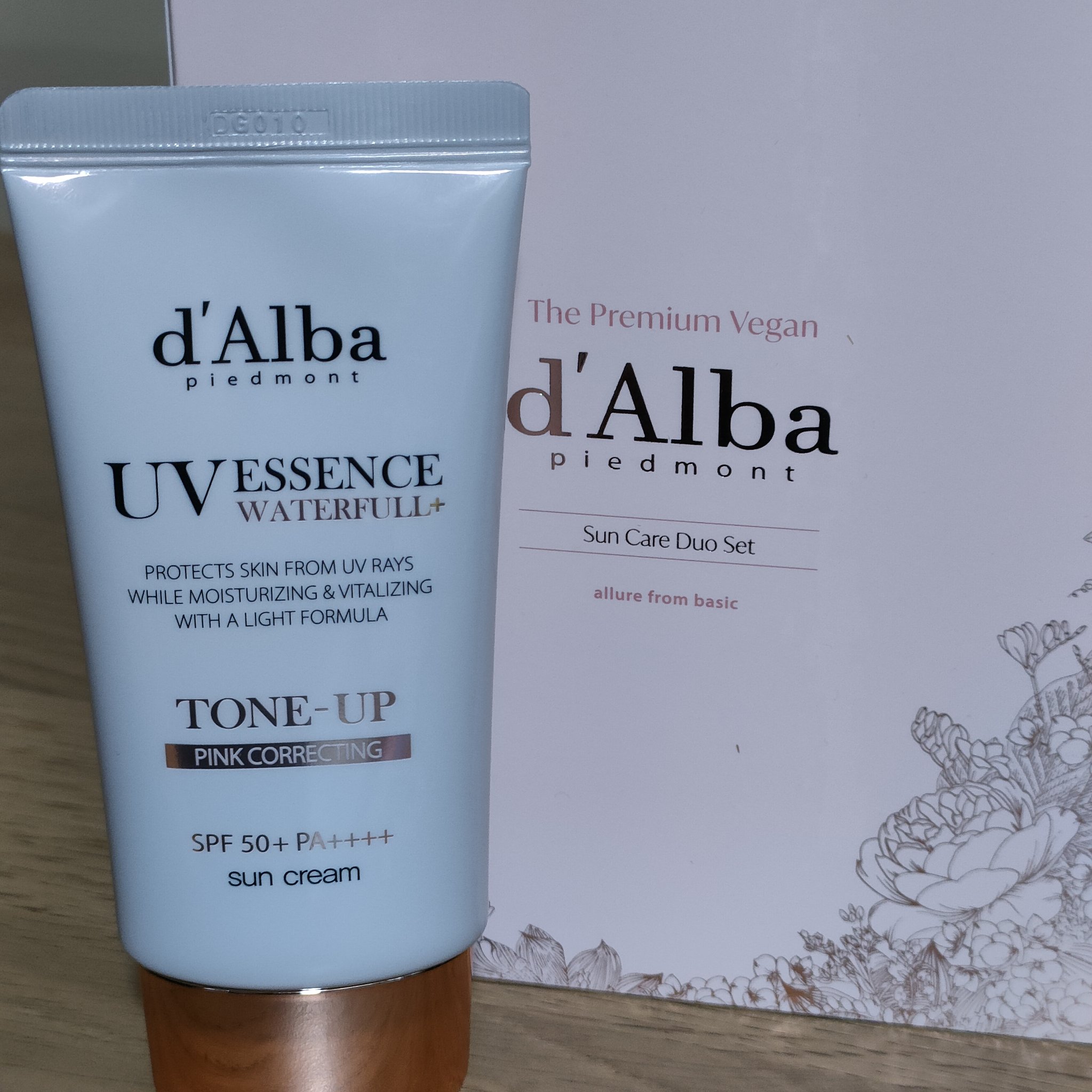 ☀️【d'Albaの日焼け止めが優秀すぎる！】☀️
「d'Alba UV ESSENCE WATERFULL+」を使ってみました！まず驚いたのは、軽い付け心地。ベタつかず、すーっと肌になじんで、まるでスキンケア感覚✨

トーンアップ効果もし