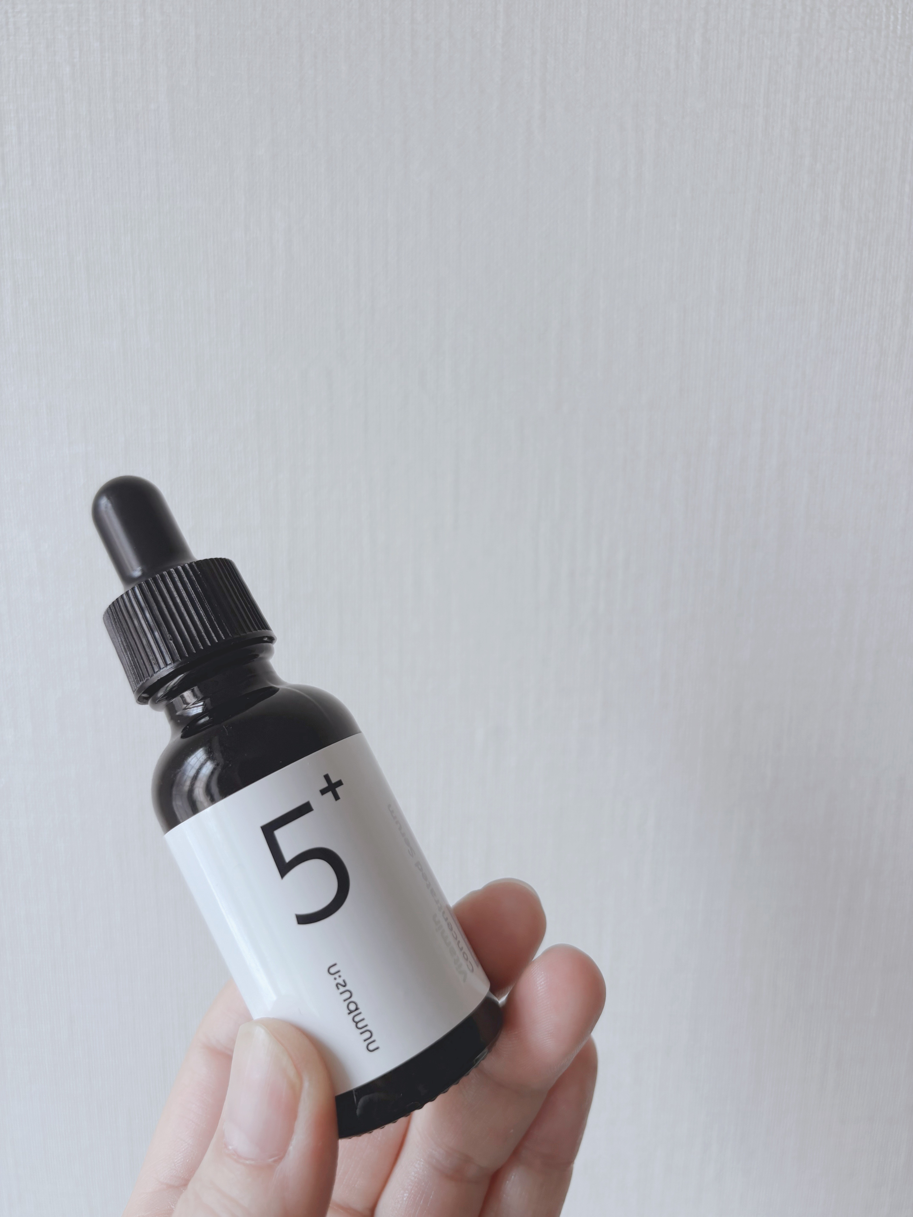 【コスメレビュー】

大分前に購入していたコチラの美容液。
美白目的でも朝に気兼ねなく使え、お値段的にも続けやすいので早速ご紹介します！


numbuzin（ナンバーズイン）
5番 白玉グルタチオンＣ美容液
¥2,420


グルタチオン