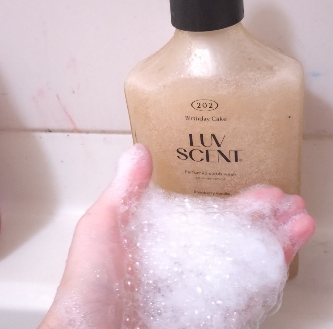 スクラブボディウォッシュ バースデイケーキ ラズベリーバニラ/LUV SCENT/ボディスクラブを使ったクチコミ(2枚目)