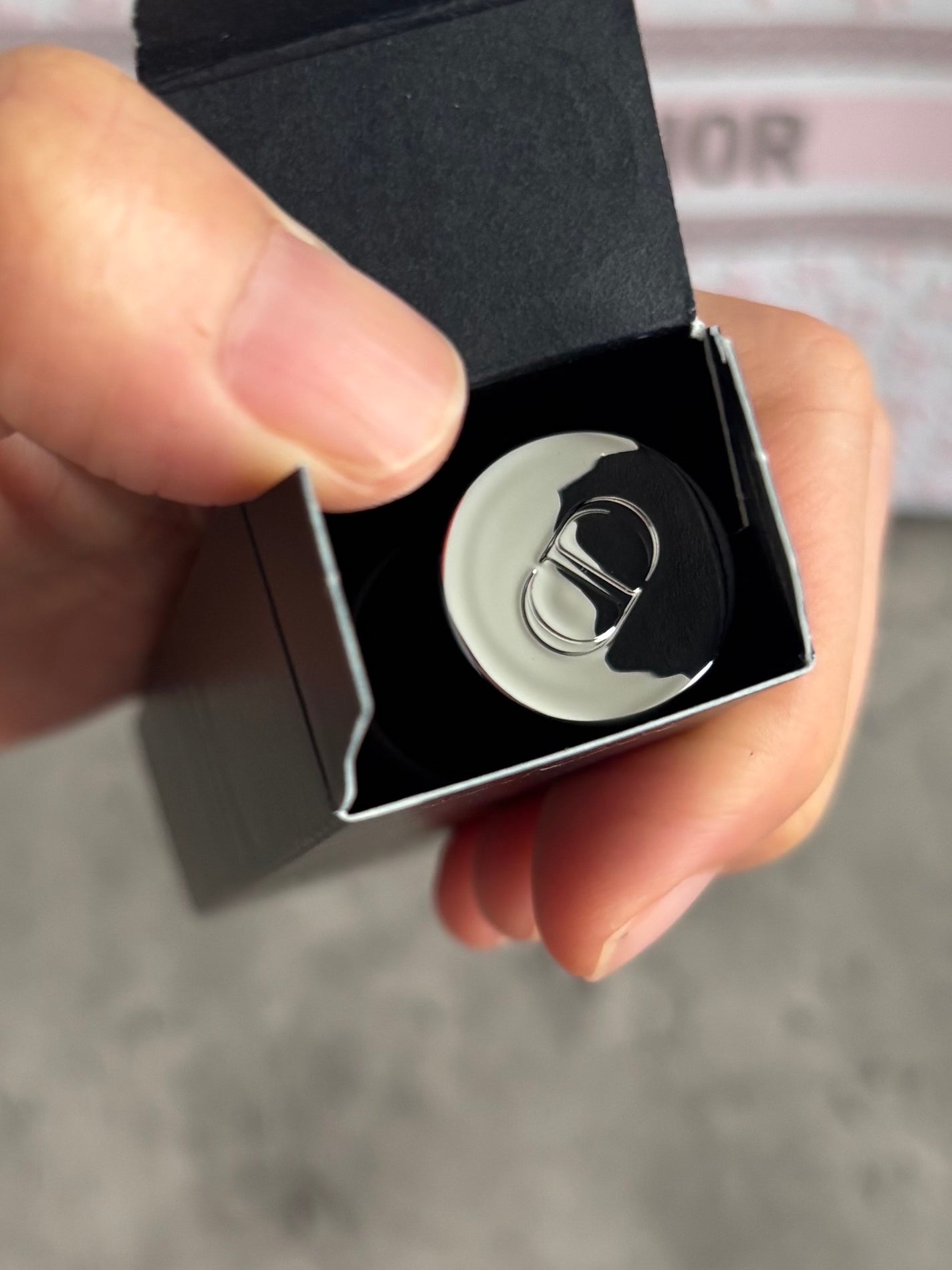 ぷぅぴぃ《紫コス部💜💗》 on LIPS 「ディオールアディクトリップグロウバターうるツヤリップを叶える、..」(3枚目)