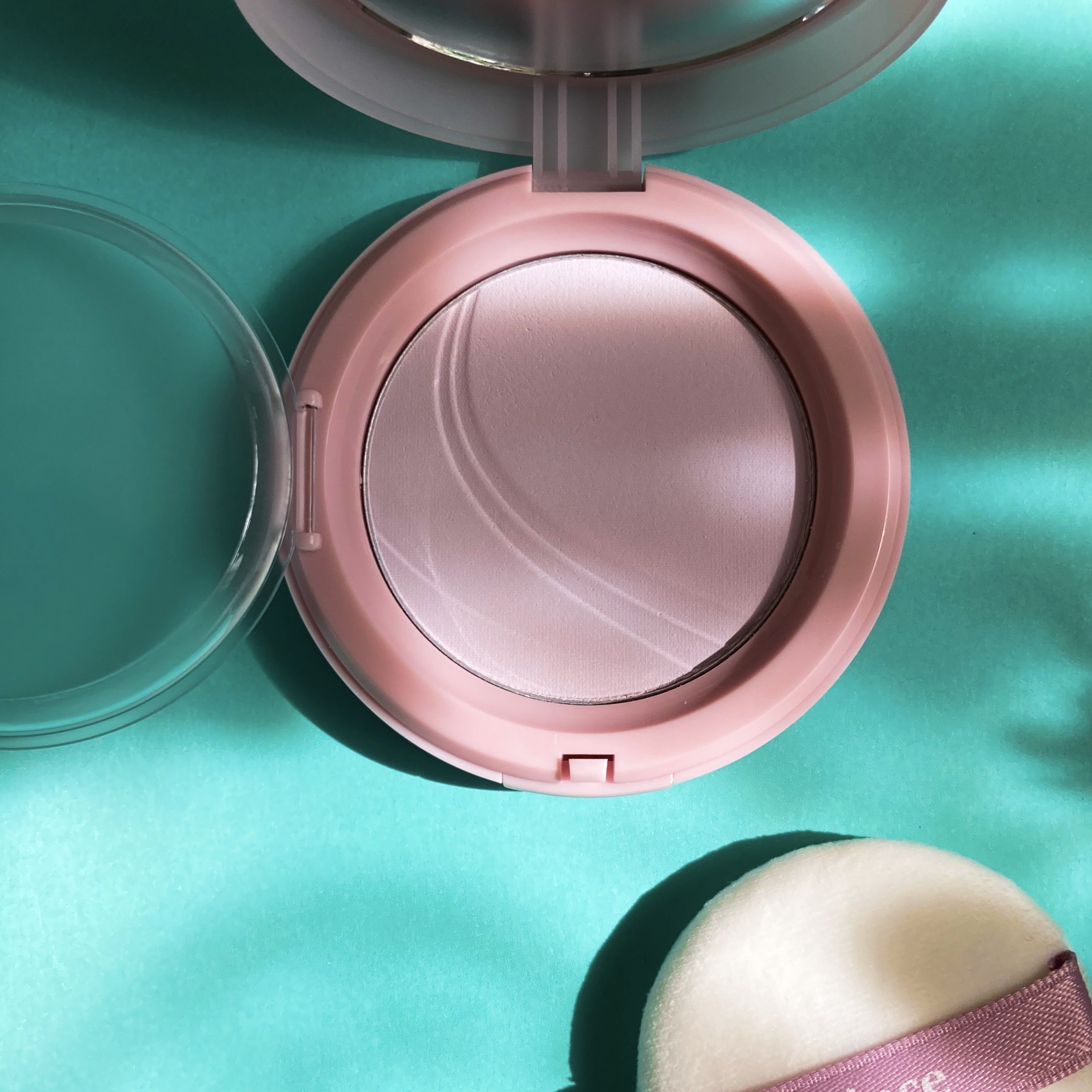 セカンドスキンエアリーパウダー/hince/プレストパウダーを使ったクチコミ（3枚目）