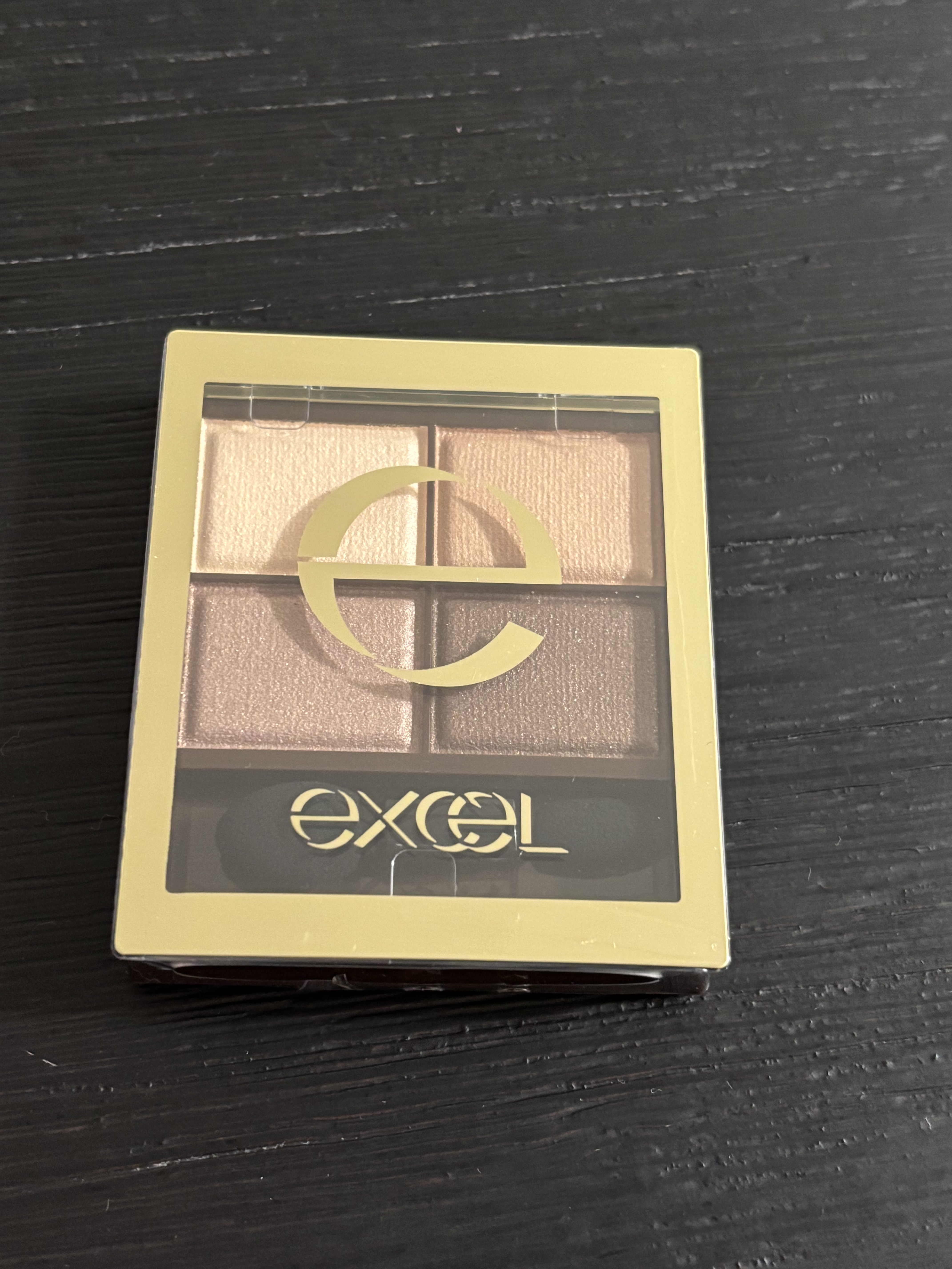  excel
スキニーリッチシャドウ
SR13 ヘーゼルブラウン

････････････✮*｡ﾟ･･･････････✮*｡ﾟ･･････････

ギラつくような感じはなく、
ツヤ感があるアイシャドウ！

発色は薄いので、
濃いめメイ