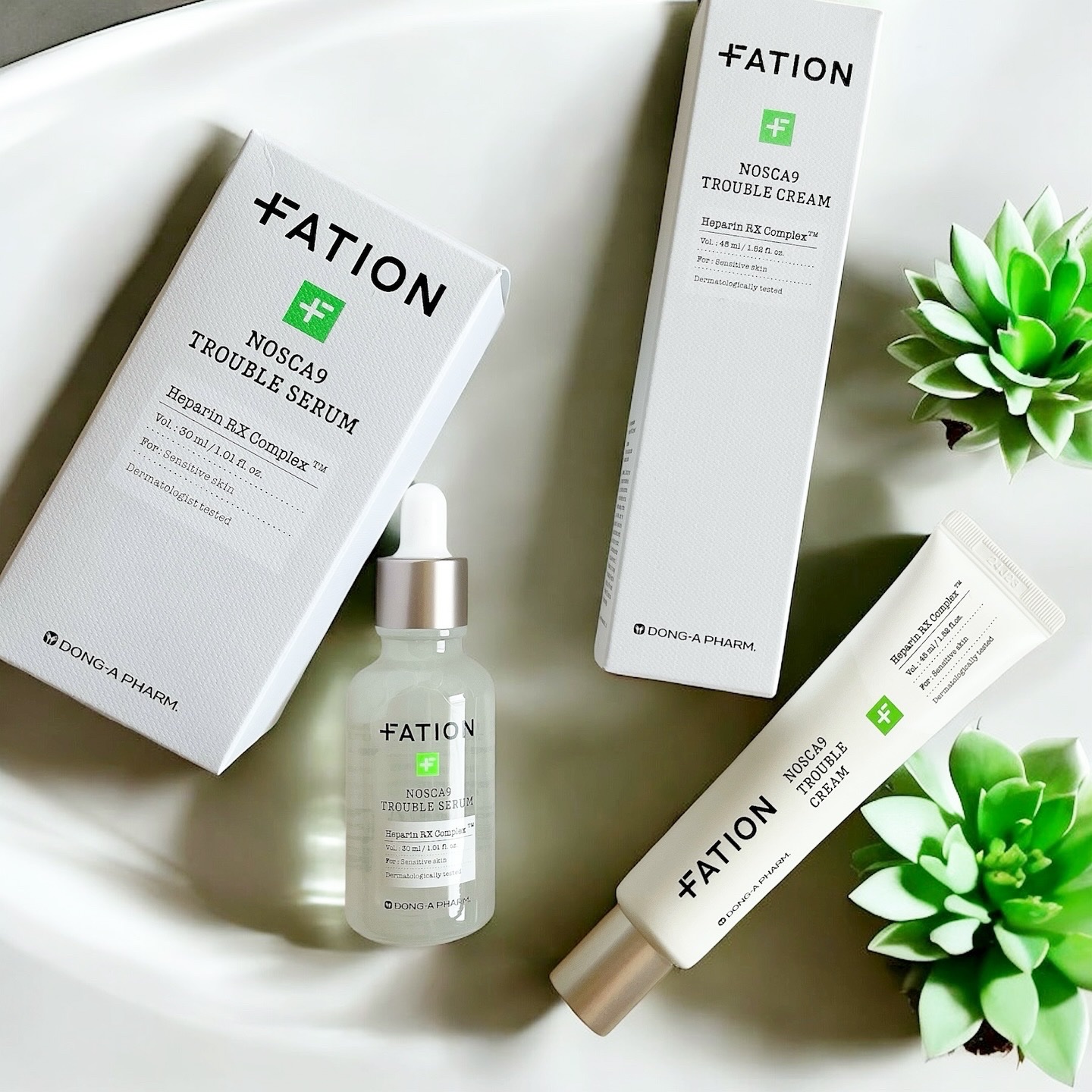 
私の悩みは乾燥によるカサカサ肌や赤み。そんな一時的な肌トラブルをケアしてくれる美容液とクリームに出会ったよ❣️

シャバシャバと流れる水の様なテクスチャーの美容液。しっとりとしたイヤなベタ付きの無い使用感。

柔らかいみずみずしい伸び良い