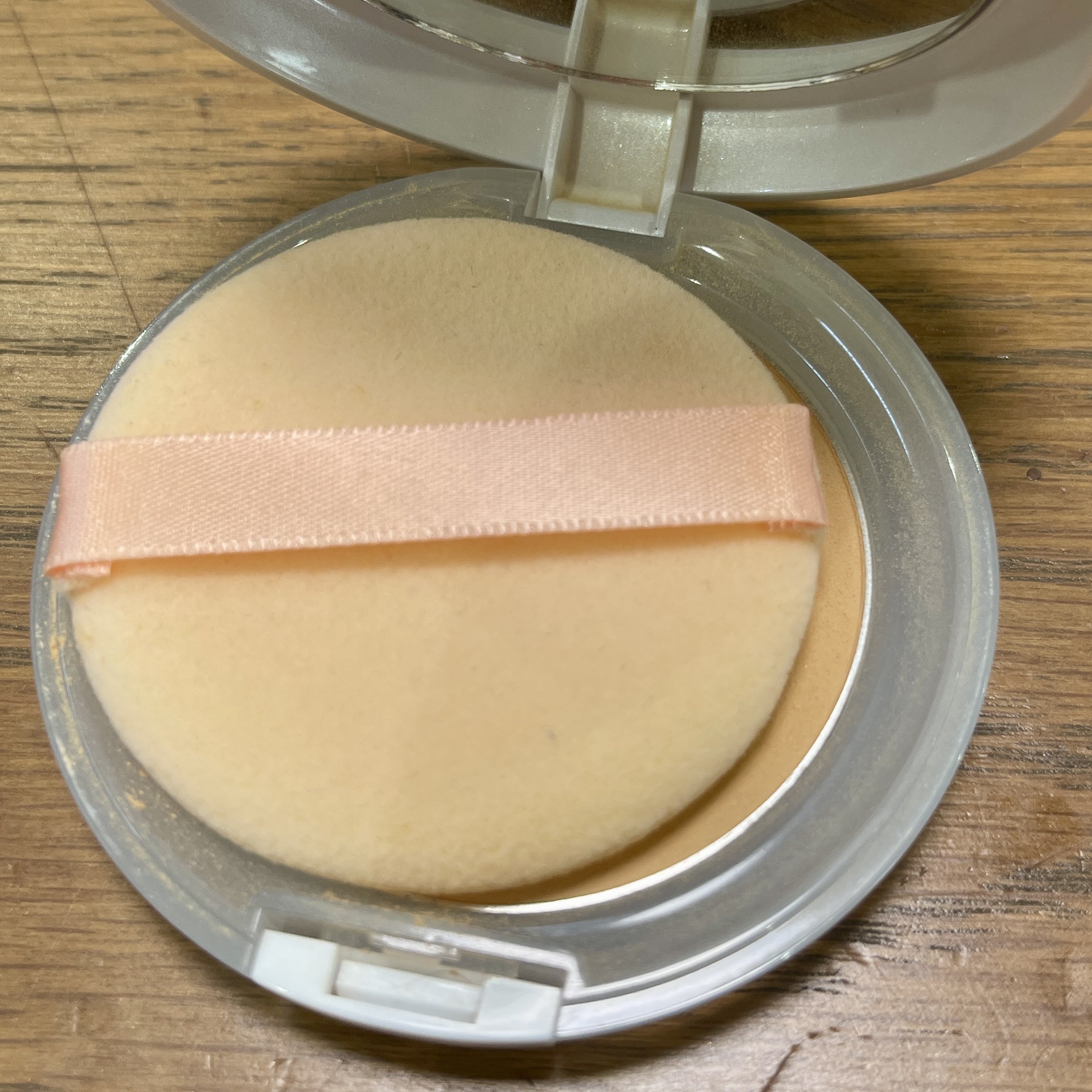 マットシフォン ライトファンデーションUV/KiSS/パウダーファンデーションを使ったクチコミ（2枚目）